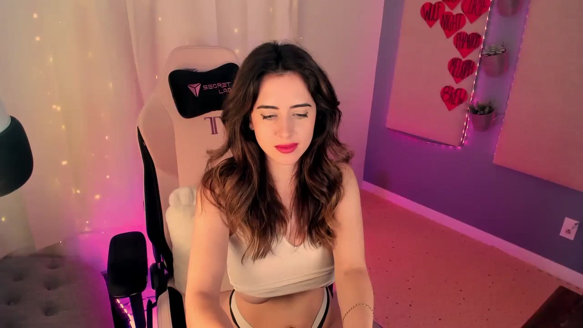 Gallery image thumbnail from MightyEmelia's myfreecams stream on, 10/11/2024, 03:38 image 10 of 20