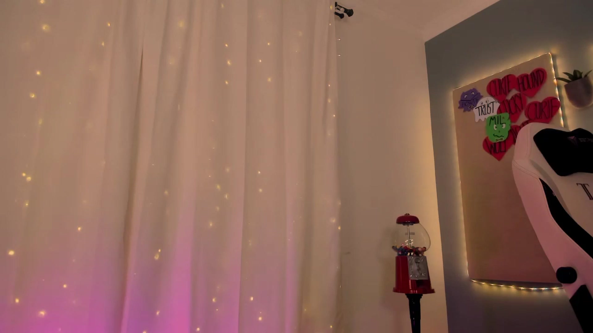 Gallery image thumbnail from MightyEmelia's myfreecams stream on, 10/14/2024, 03:50 image 3 of 20