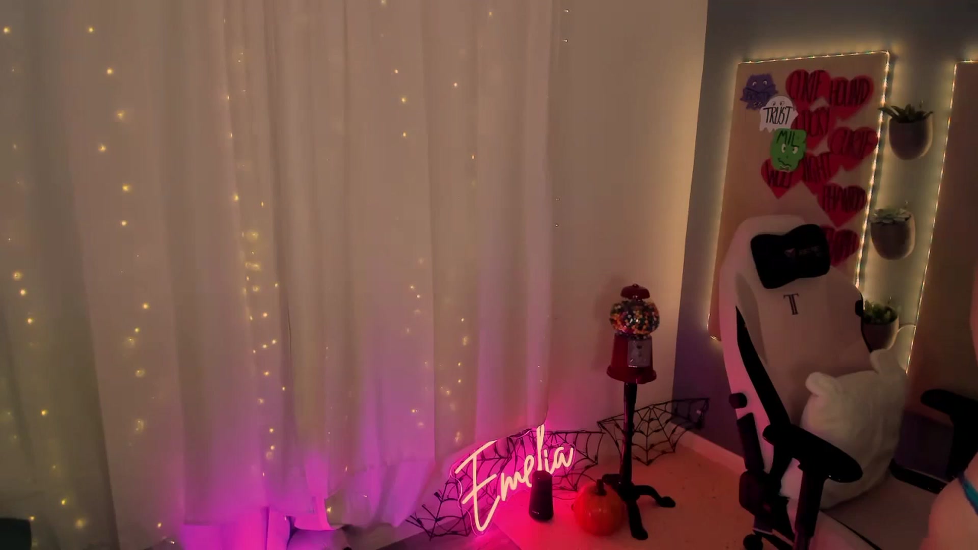 Gallery image thumbnail from MightyEmelia's myfreecams stream on, 10/16/2024, 04:11 image 7 of 20