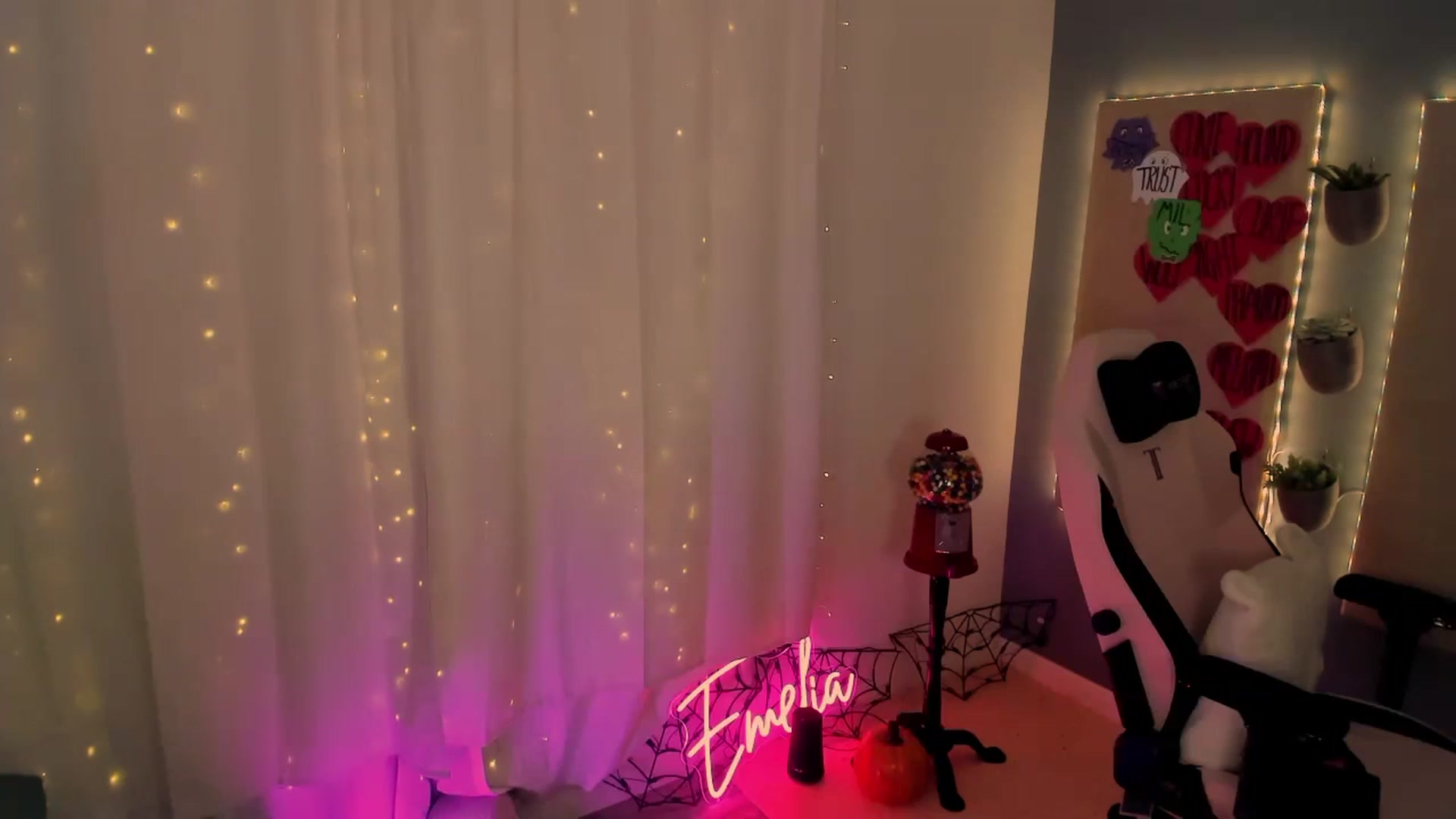 Gallery image thumbnail from MightyEmelia's myfreecams stream on, 10/16/2024, 04:11 image 2 of 20