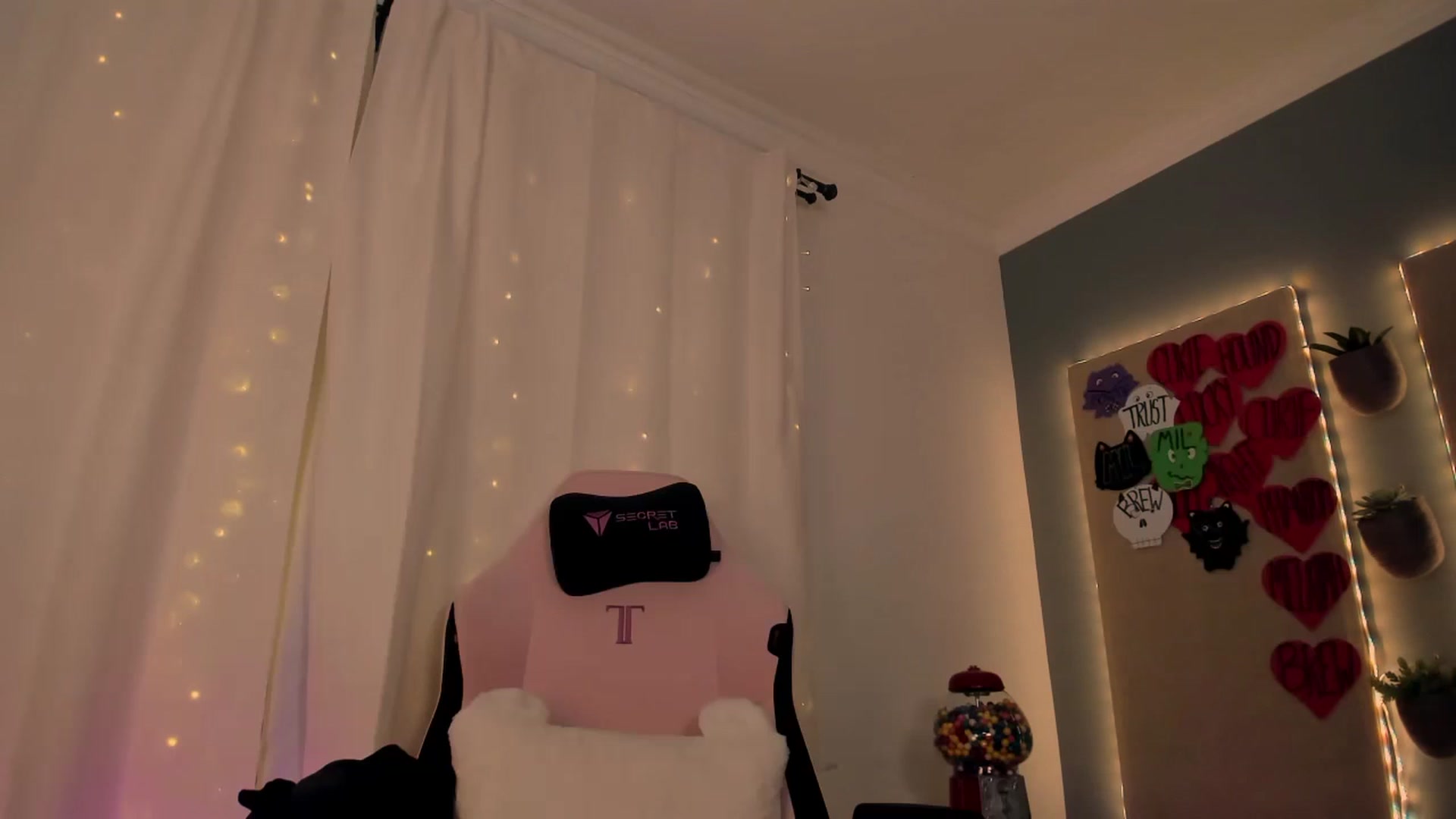 Gallery image thumbnail from MightyEmelia's myfreecams stream on, 10/27/2024, 04:06 image 7 of 20