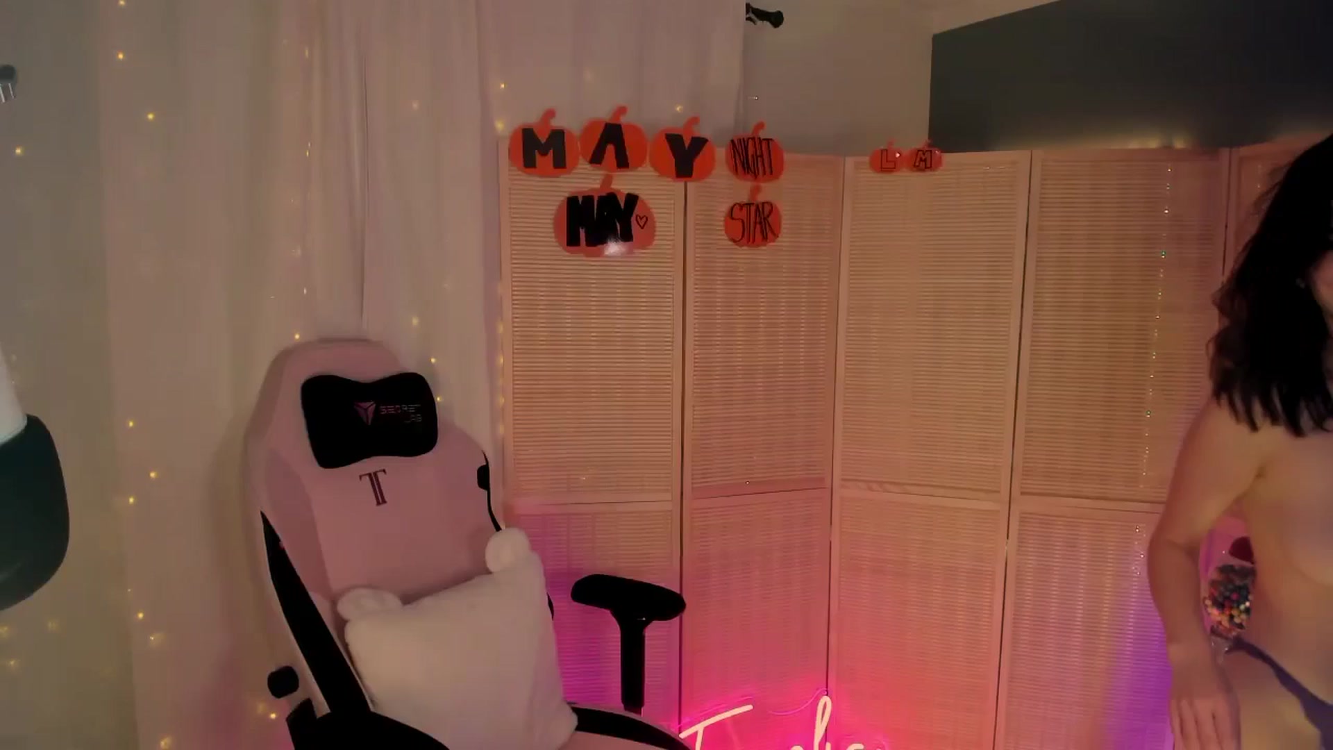 Gallery image thumbnail from MightyEmelia's myfreecams stream on, 11/03/2024, 24:03 image 15 of 20