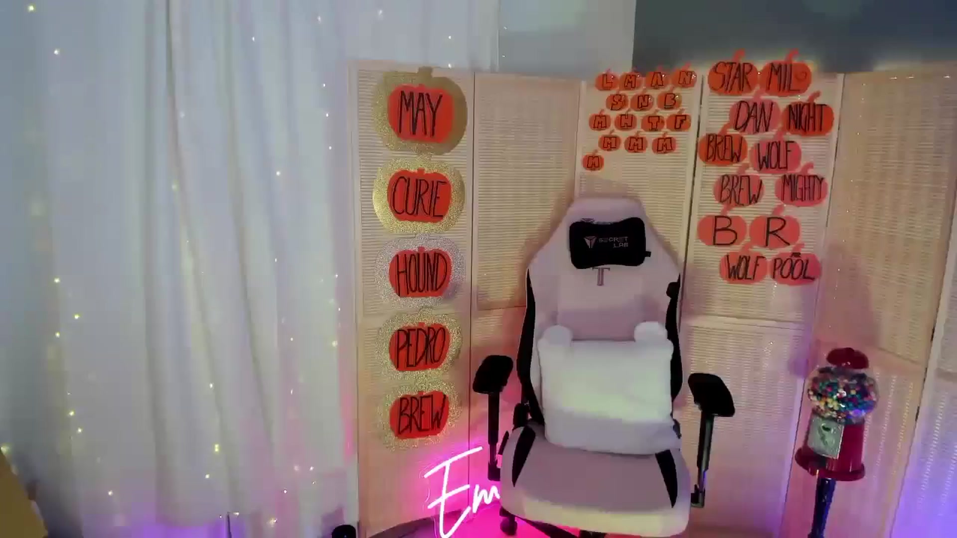 Gallery image thumbnail from MightyEmelia's myfreecams stream on, 11/17/2024, 07:11 image 3 of 20