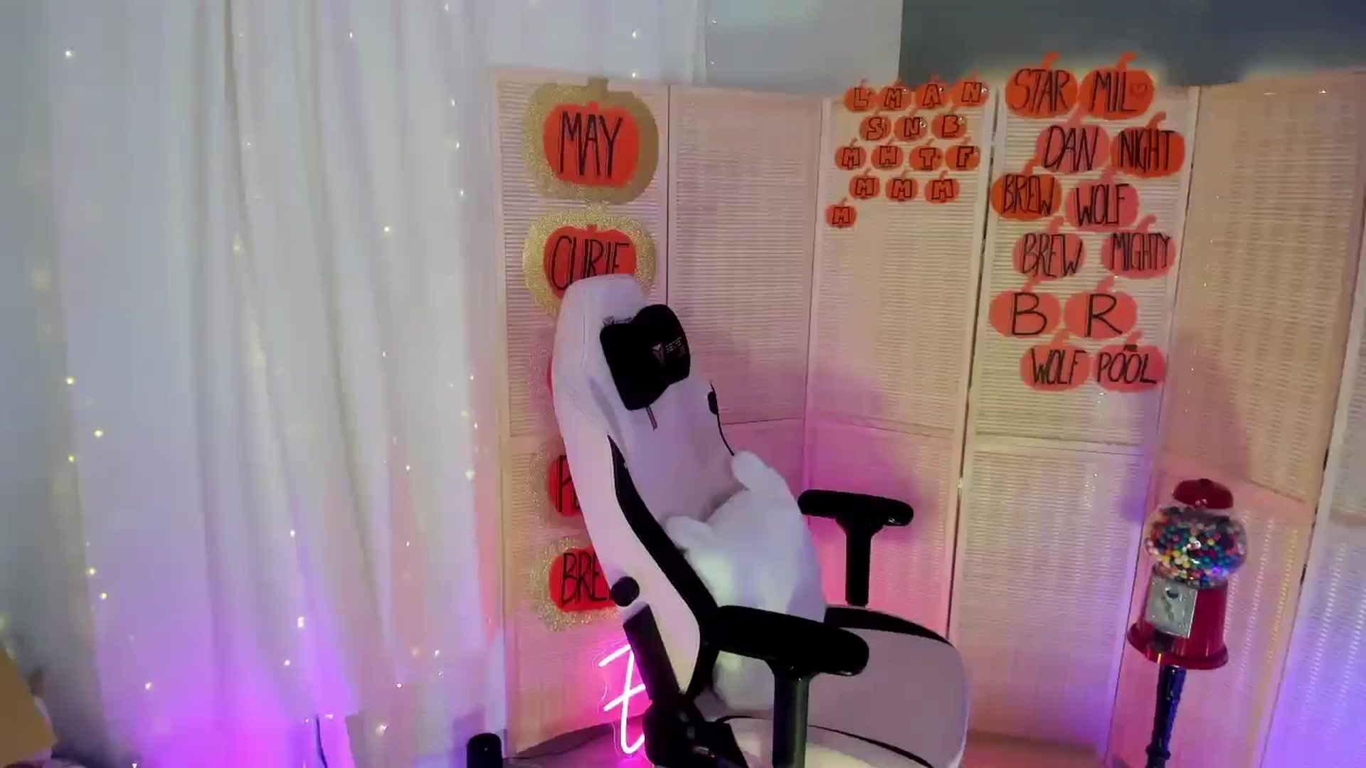 Gallery image thumbnail from MightyEmelia's myfreecams stream on, 11/17/2024, 07:11 image 9 of 20