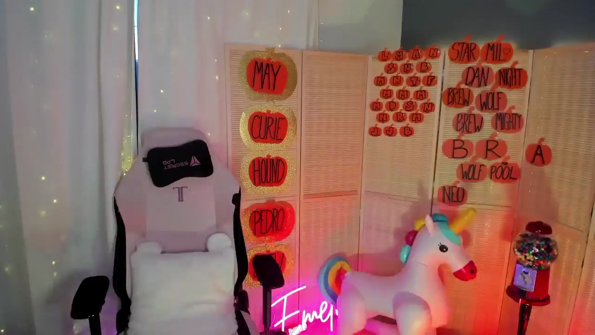 Gallery image thumbnail from MightyEmelia's myfreecams stream on, 11/22/2024, 01:43 image 9 of 20