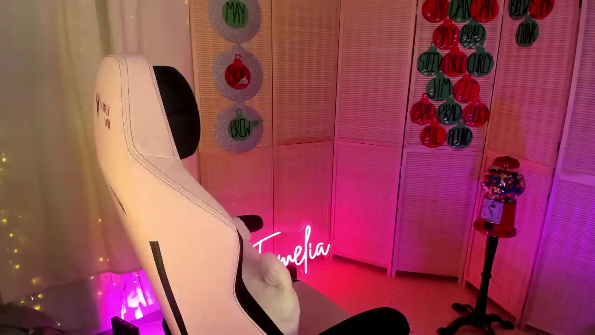 Gallery image thumbnail from MightyEmelia's myfreecams stream on, 01/05/2025, 01:06 image 13 of 20