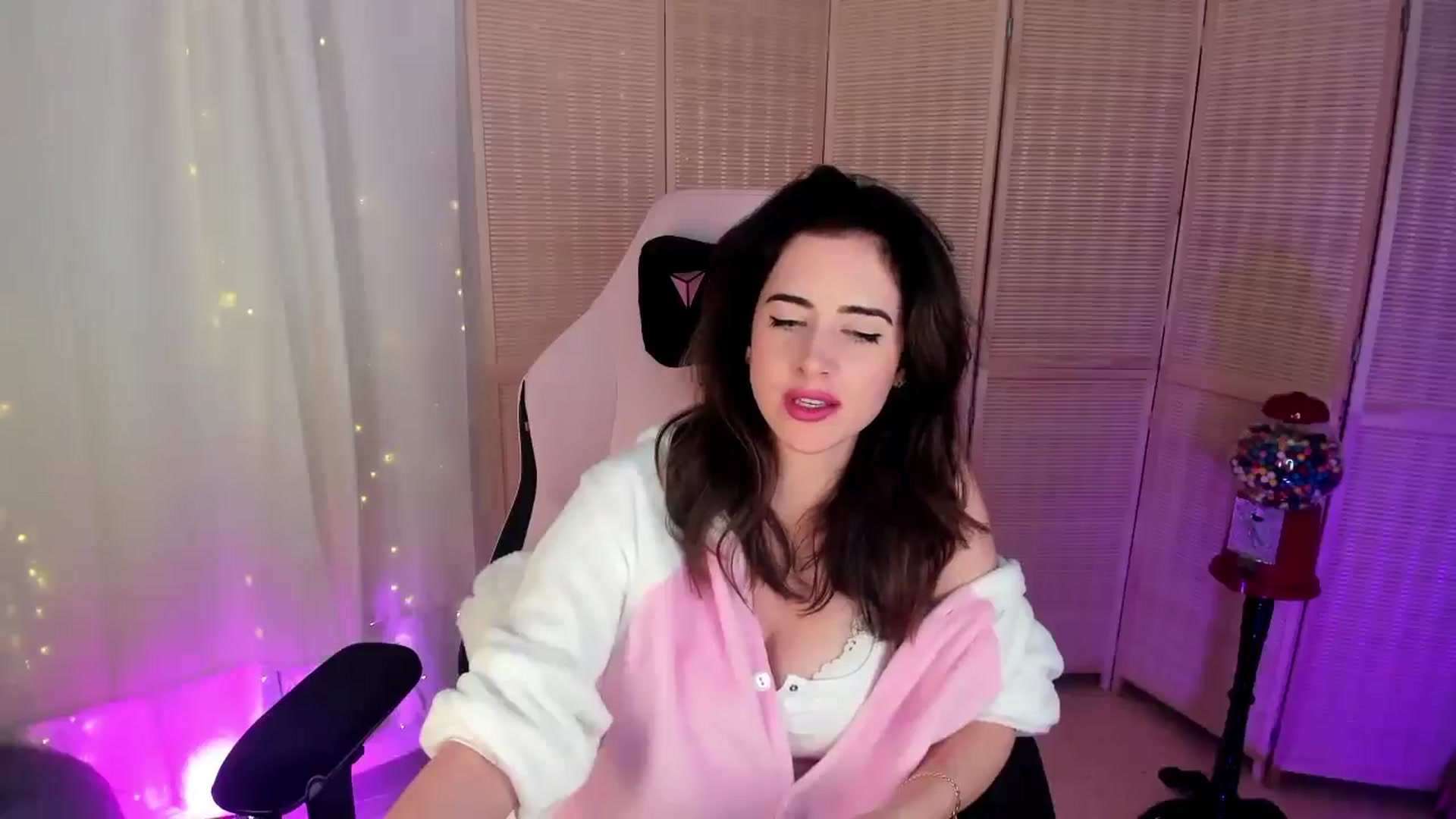 Gallery image thumbnail from MightyEmelia's myfreecams stream on, 01/19/2025, 05:18 image 17 of 20