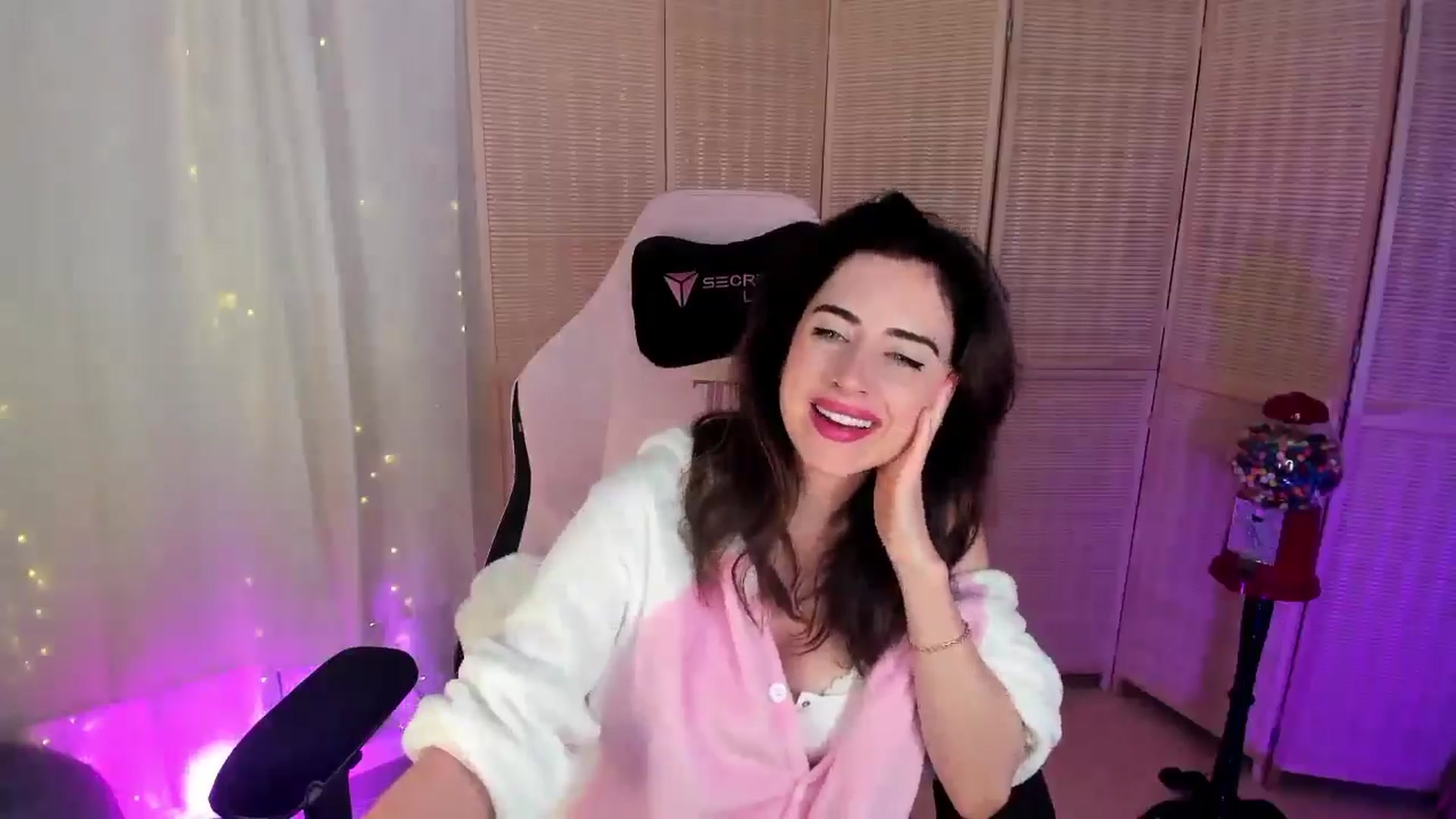 Gallery image thumbnail from MightyEmelia's myfreecams stream on, 01/19/2025, 05:18 image 19 of 20