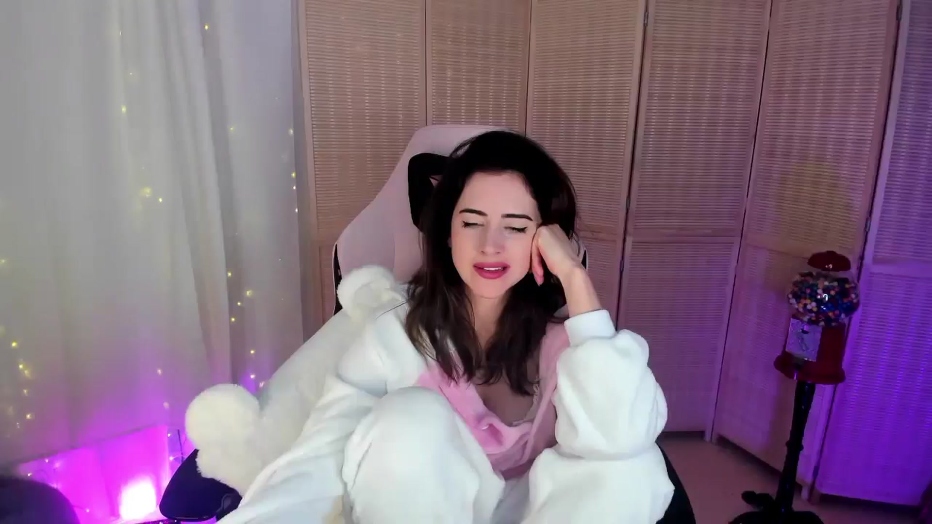 Gallery image thumbnail from MightyEmelia's myfreecams stream on, 01/19/2025, 05:18 image 4 of 20