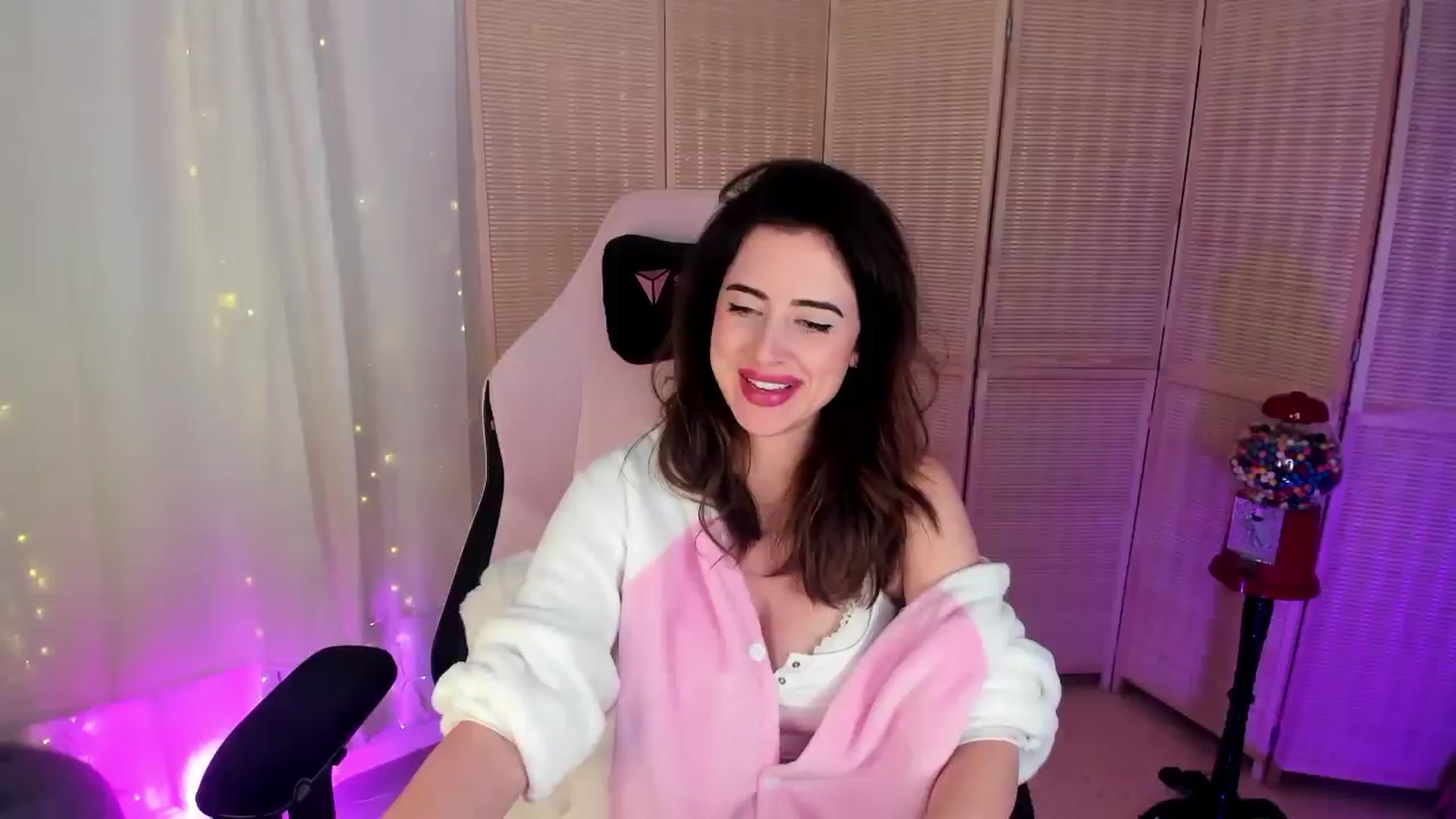 Gallery image thumbnail from MightyEmelia's myfreecams stream on, 01/19/2025, 05:18 image 12 of 20