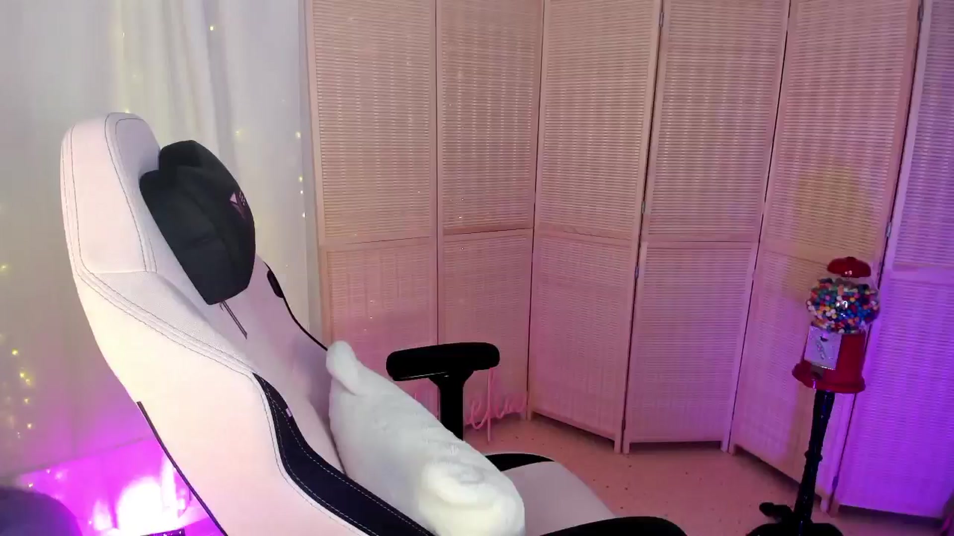 Gallery image thumbnail from MightyEmelia's myfreecams stream on, 01/19/2025, 05:18 image 6 of 20