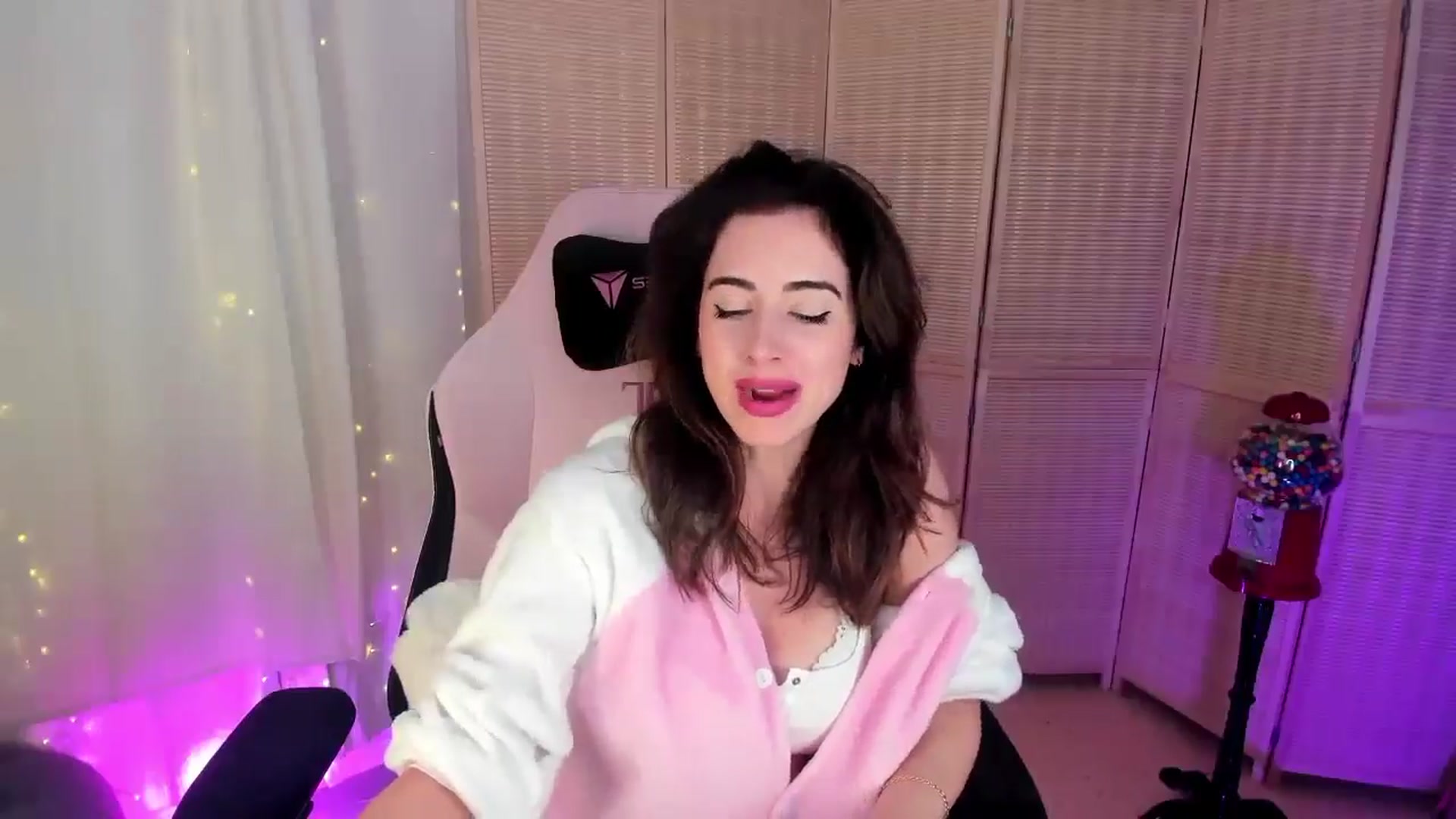 Gallery image thumbnail from MightyEmelia's myfreecams stream on, 01/19/2025, 05:18 image 15 of 20