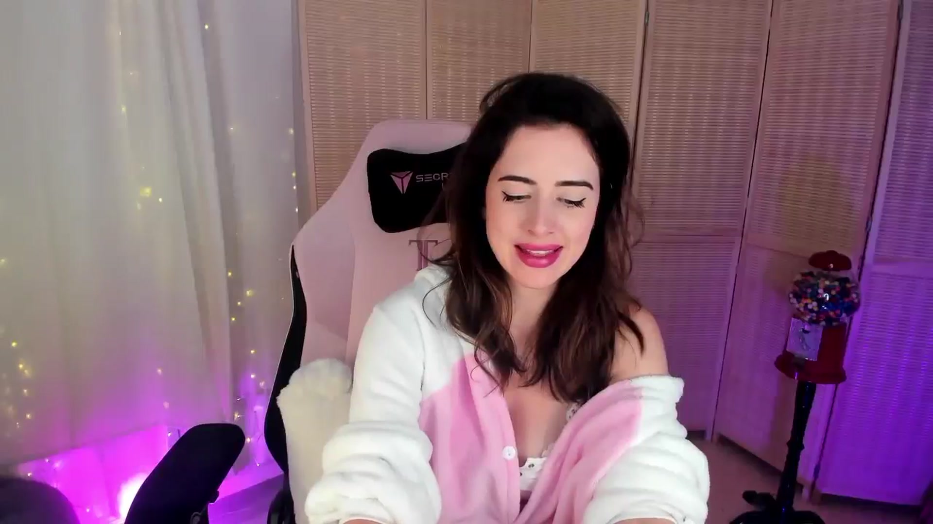 Gallery image thumbnail from MightyEmelia's myfreecams stream on, 01/19/2025, 05:18 image 11 of 20