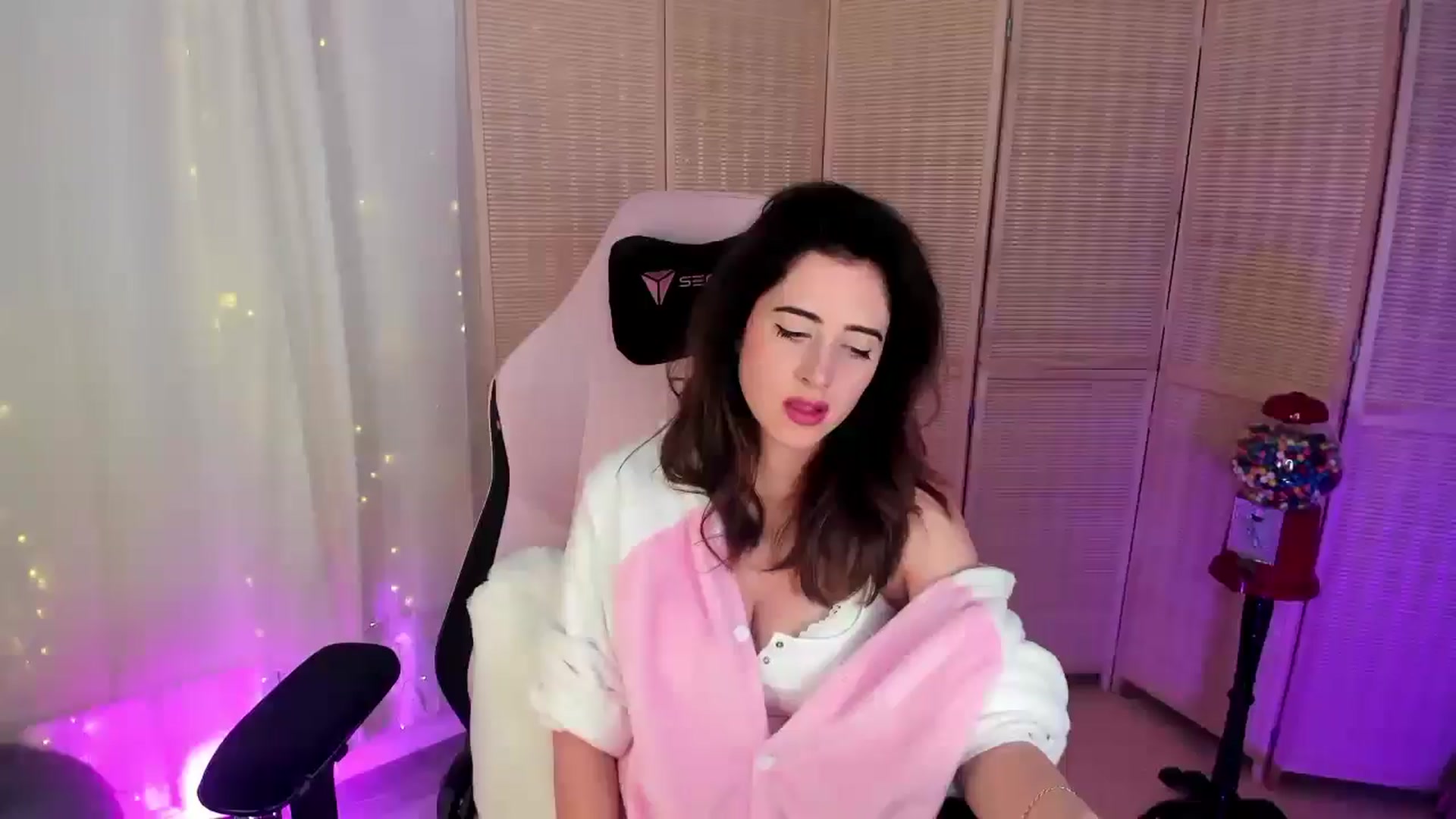 Gallery image thumbnail from MightyEmelia's myfreecams stream on, 01/19/2025, 05:18 image 13 of 20