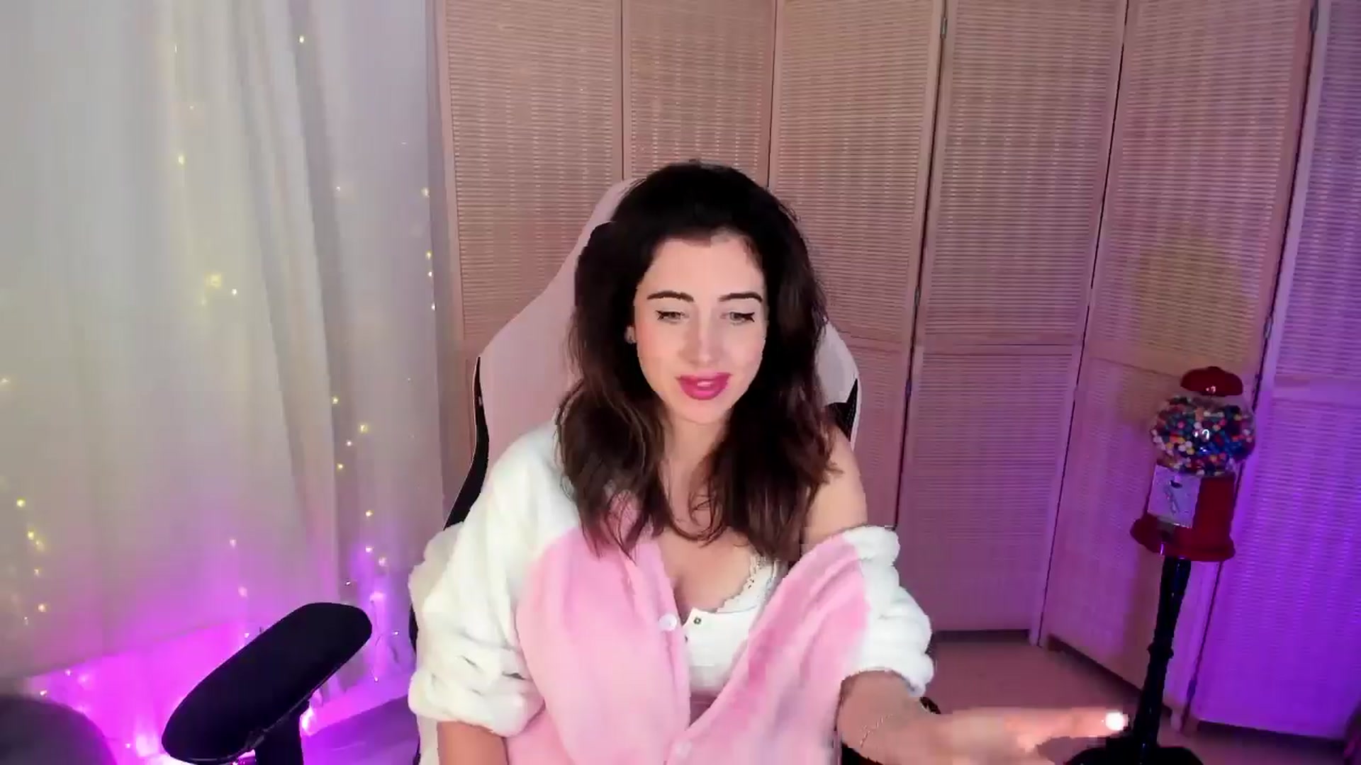 Gallery image thumbnail from MightyEmelia's myfreecams stream on, 01/19/2025, 05:18 image 16 of 20