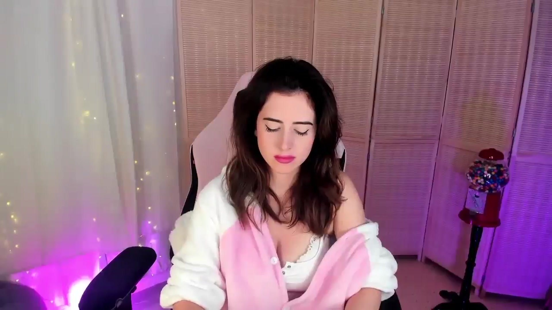 Gallery image thumbnail from MightyEmelia's myfreecams stream on, 01/19/2025, 05:18 image 18 of 20