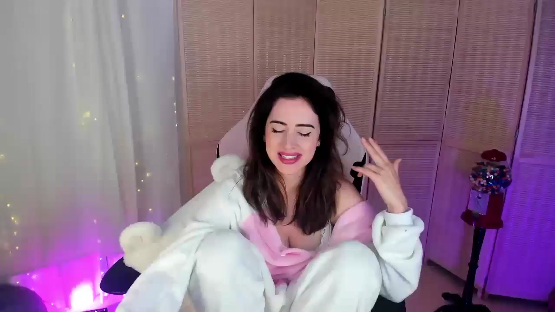Gallery image thumbnail from MightyEmelia's myfreecams stream on, 01/19/2025, 05:18 image 1 of 20