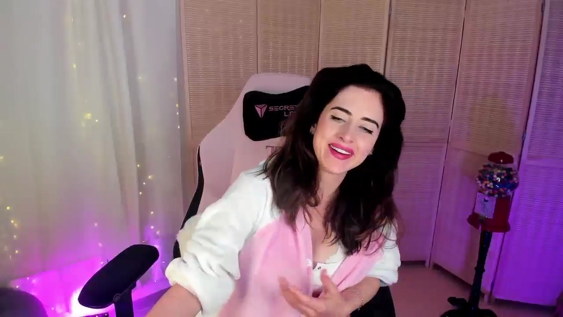 Gallery image thumbnail from MightyEmelia's myfreecams stream on, 01/19/2025, 05:18 image 14 of 20