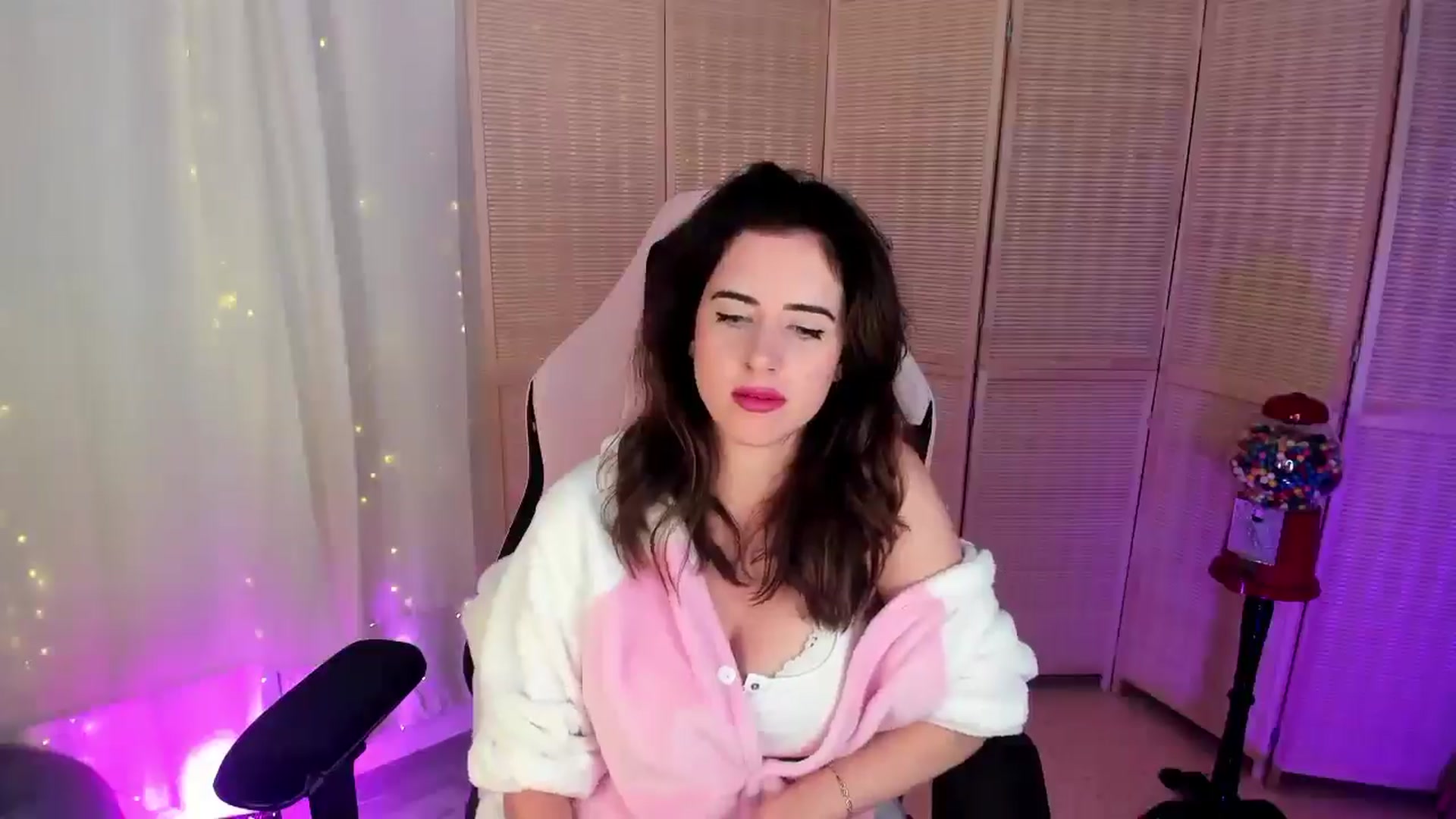 Gallery image thumbnail from MightyEmelia's myfreecams stream on, 01/19/2025, 05:18 image 20 of 20