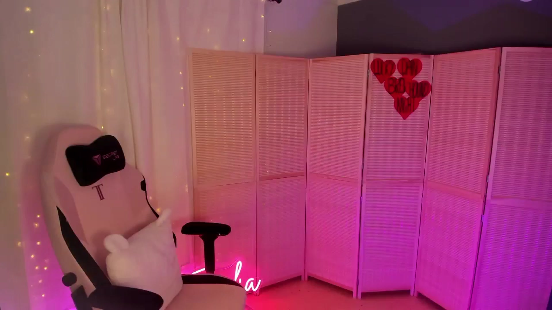 Gallery image thumbnail from MightyEmelia's myfreecams stream on, 02/09/2025, 04:00 image 20 of 20