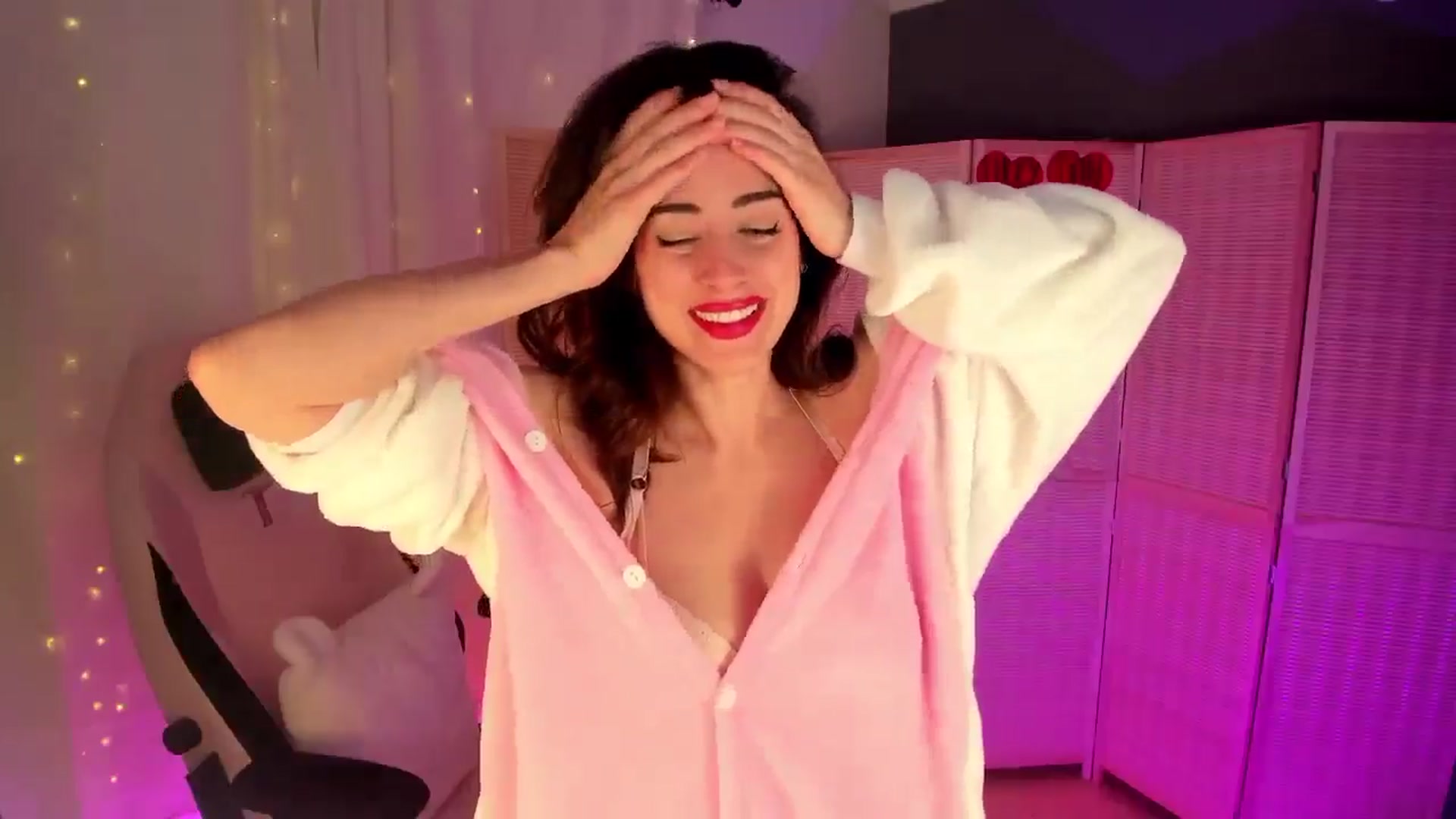 Gallery image thumbnail from MightyEmelia's myfreecams stream on, 02/09/2025, 04:00 image 17 of 20