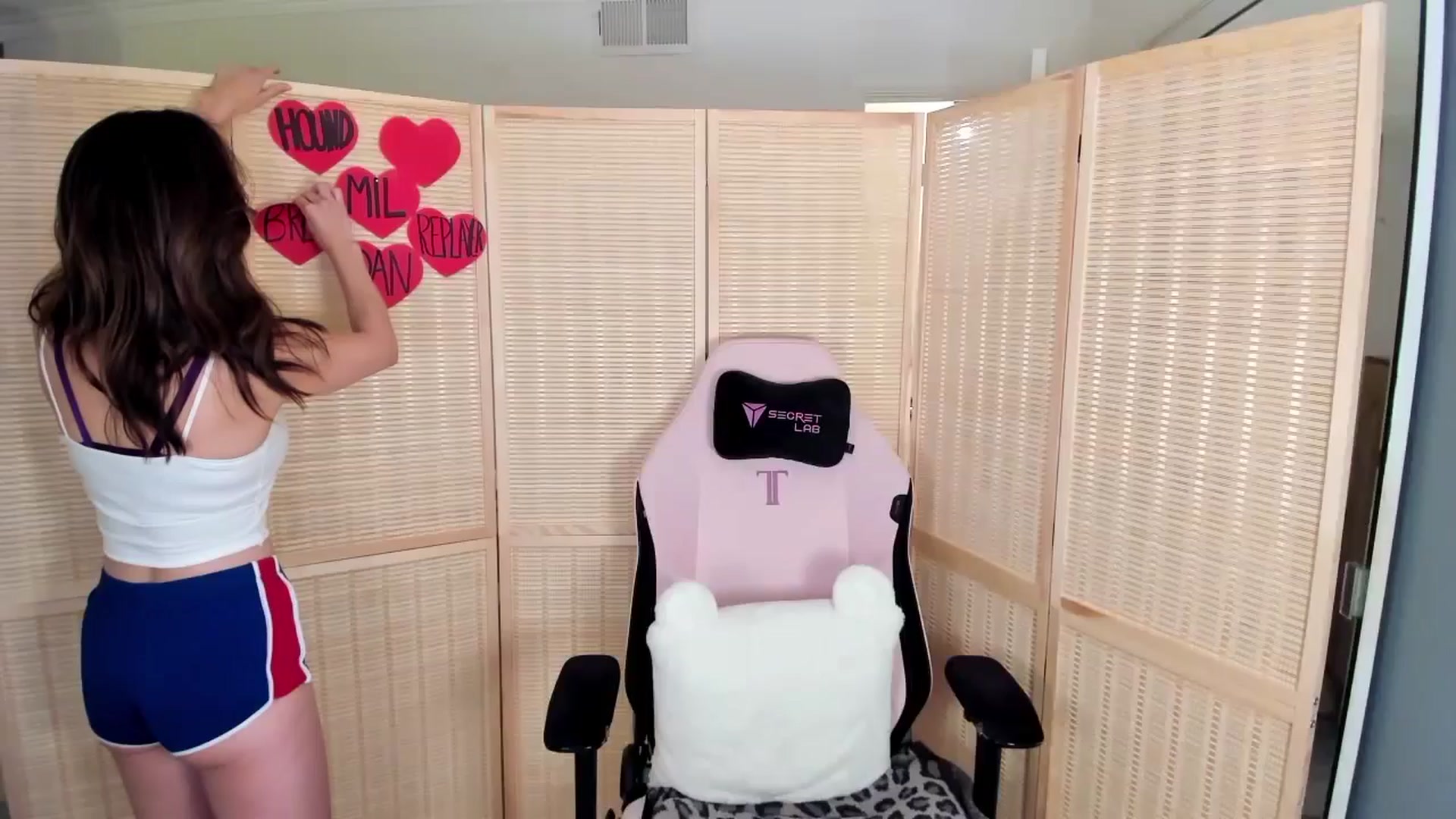 Gallery image thumbnail from MightyEmelia's myfreecams stream on, 04/06/2025, 04:31 image 15 of 20