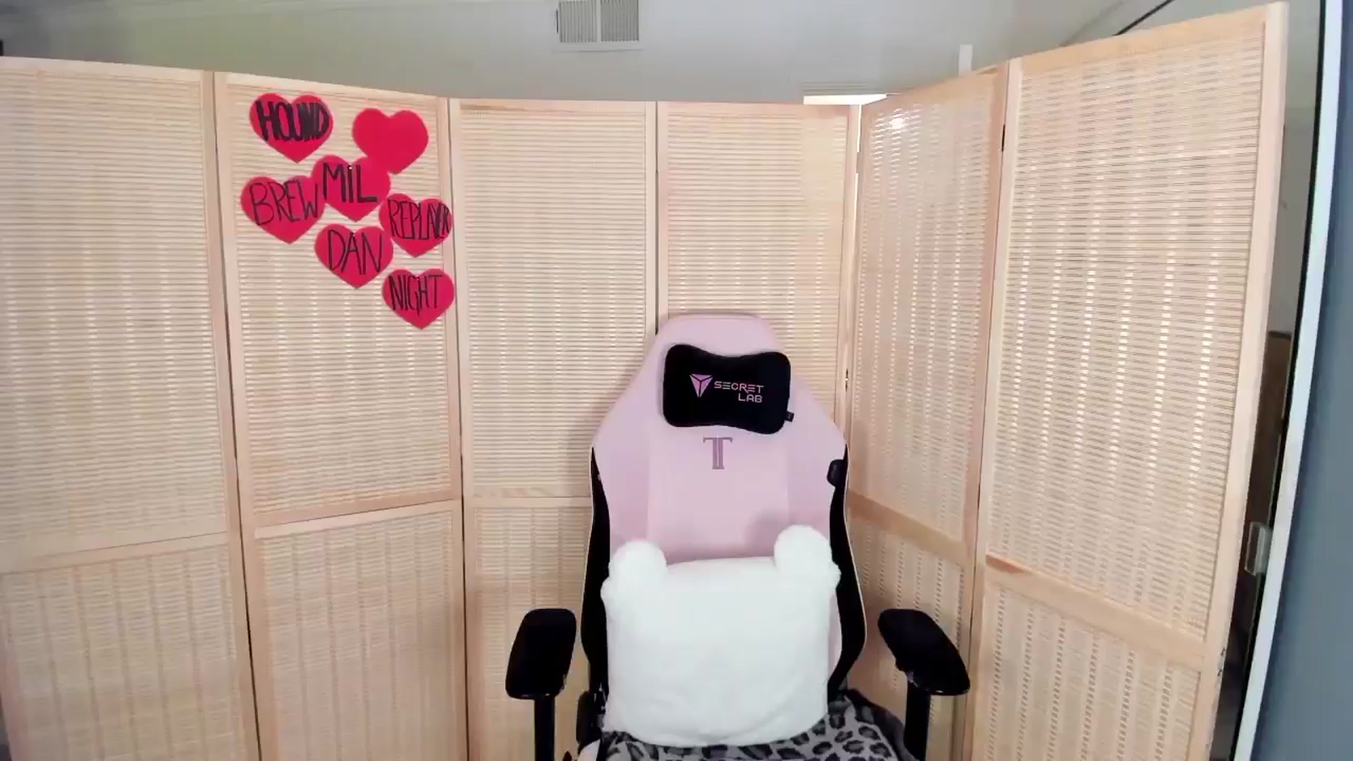 Gallery image thumbnail from MightyEmelia's myfreecams stream on, 04/06/2025, 04:31 image 16 of 20
