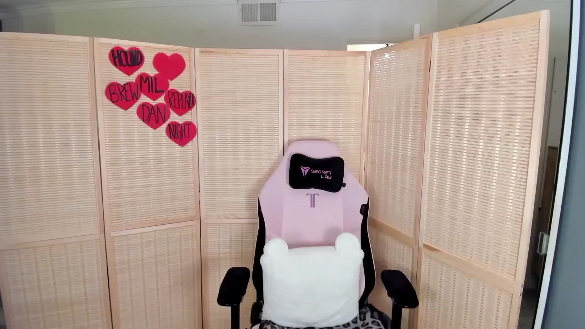 Gallery image thumbnail from MightyEmelia's myfreecams stream on, 04/06/2025, 04:31 image 20 of 20