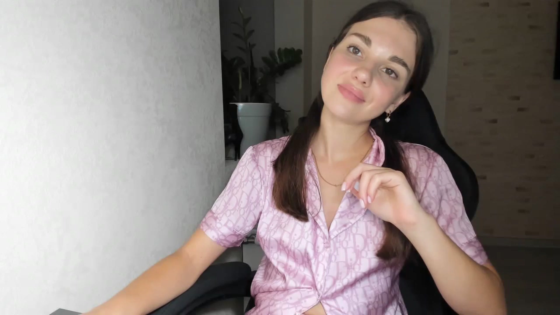 Gallery image thumbnail from Mihellii's myfreecams stream on, 09/05/2024, 18:17 image 13 of 20
