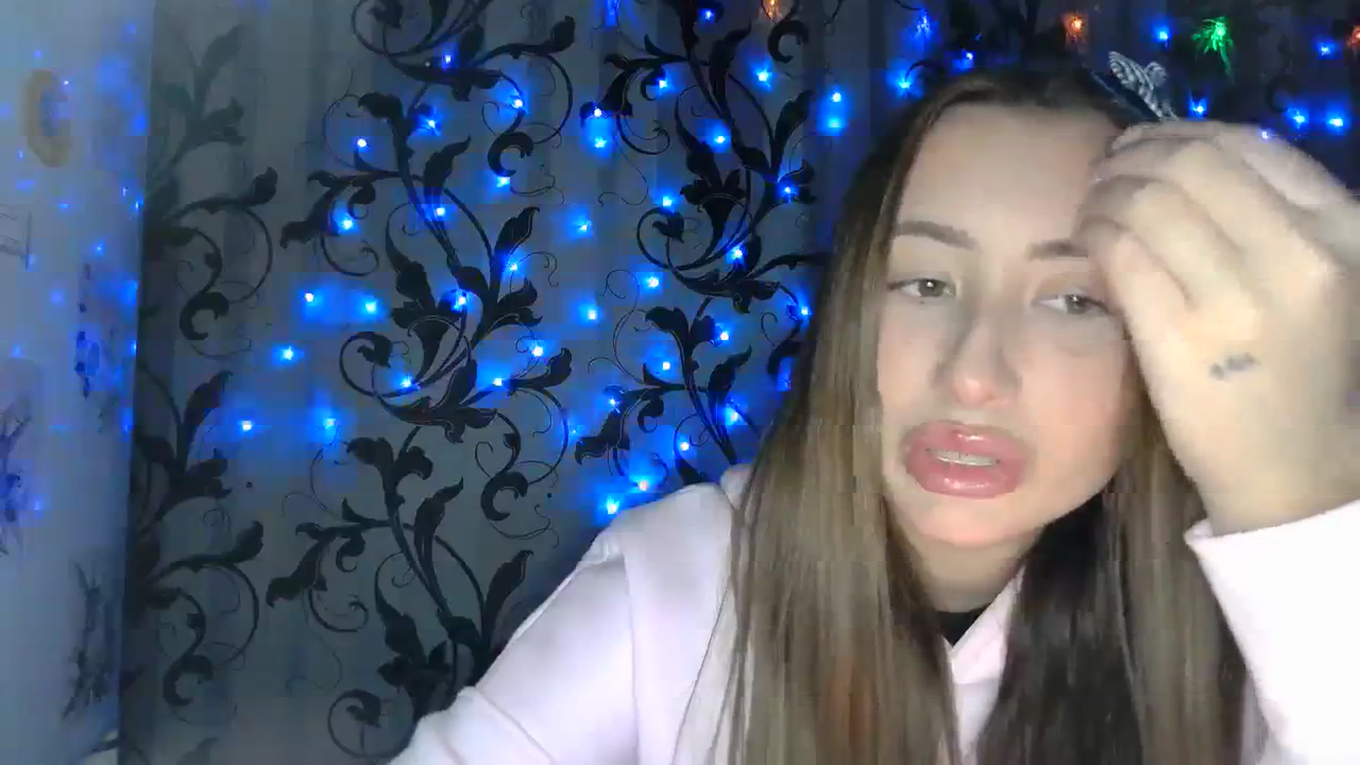 Gallery image thumbnail from MikiNiki25's myfreecams stream on, 12/25/2023, 20:38 image 17 of 20