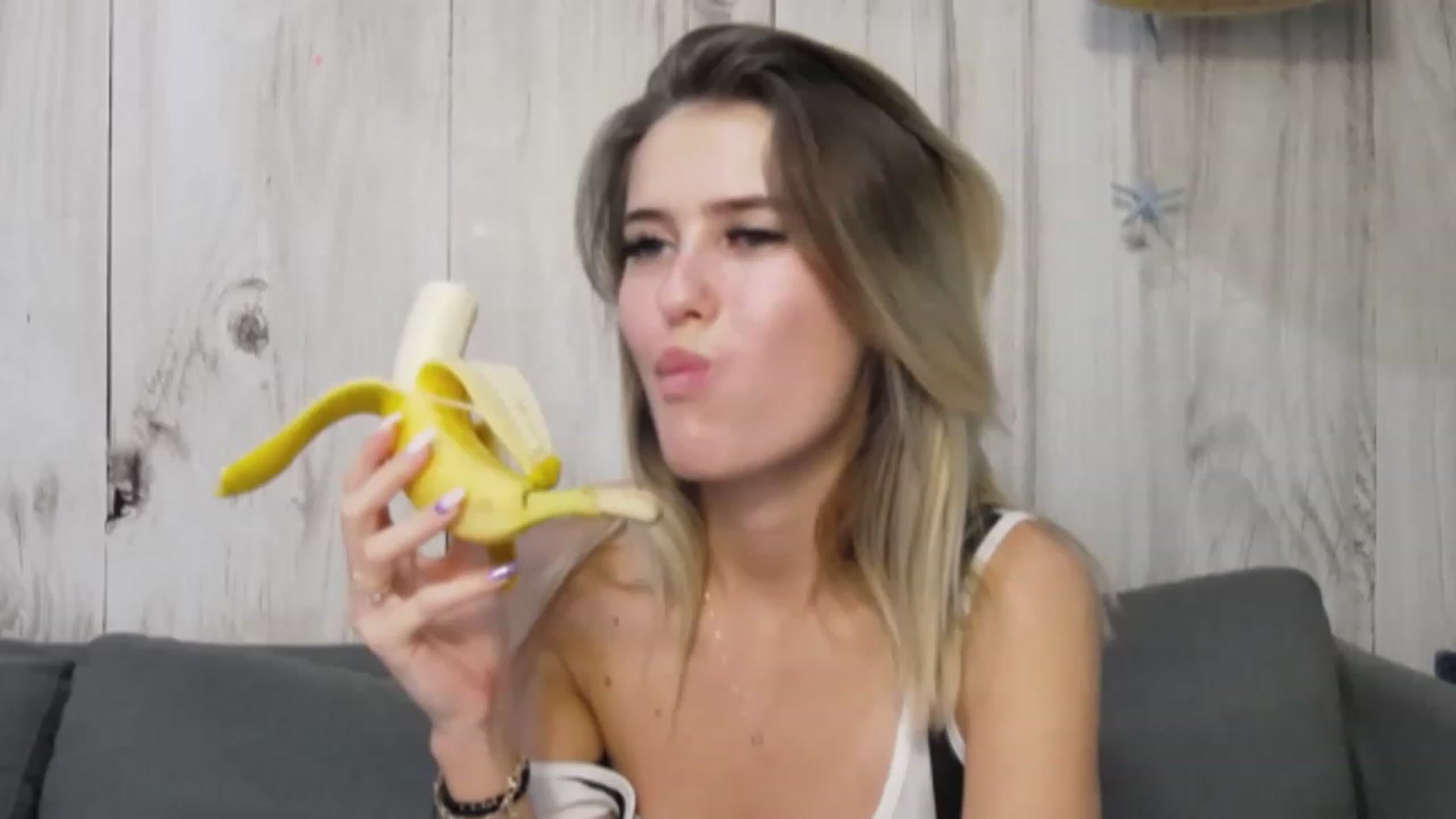 Gallery image thumbnail from MikyAngel's myfreecams stream on, 11/22/2022, 20:38 image 2 of 20