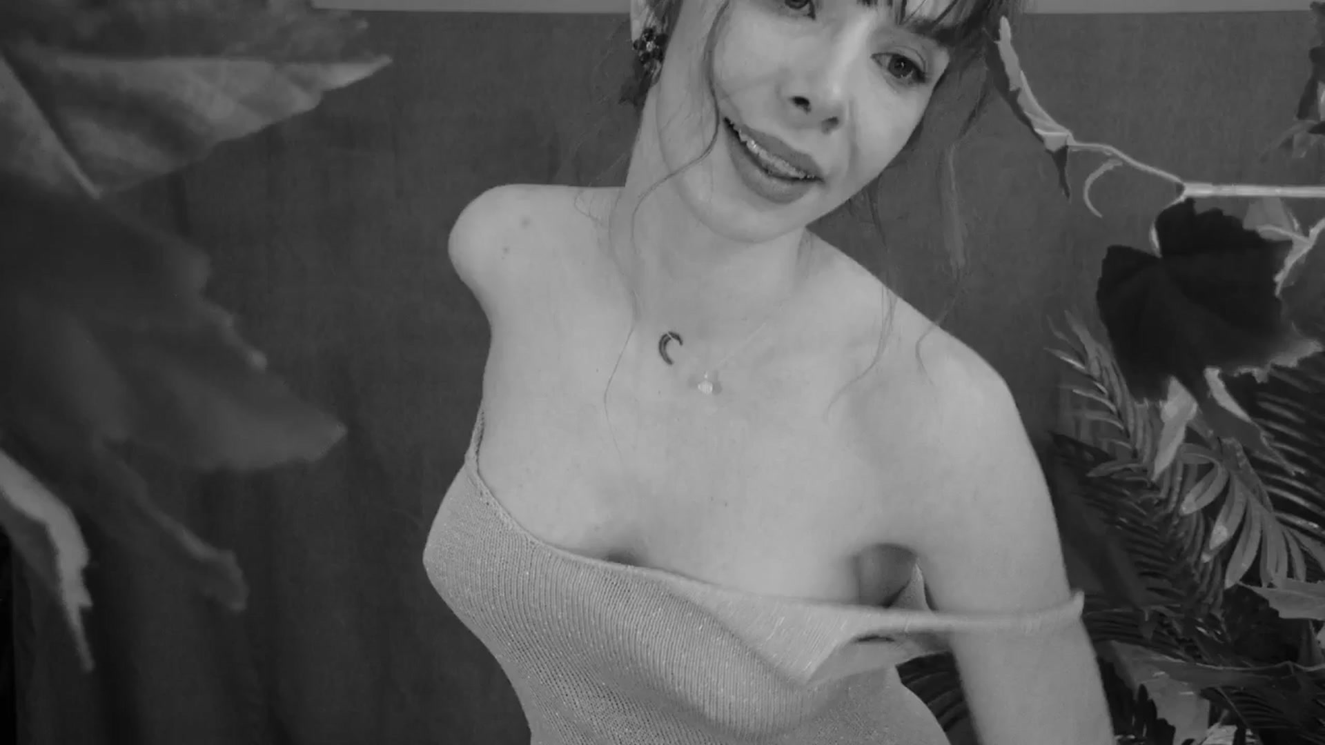 Gallery image thumbnail from MilaJoulie's myfreecams stream on, 03/18/2025, 20:23 image 14 of 20