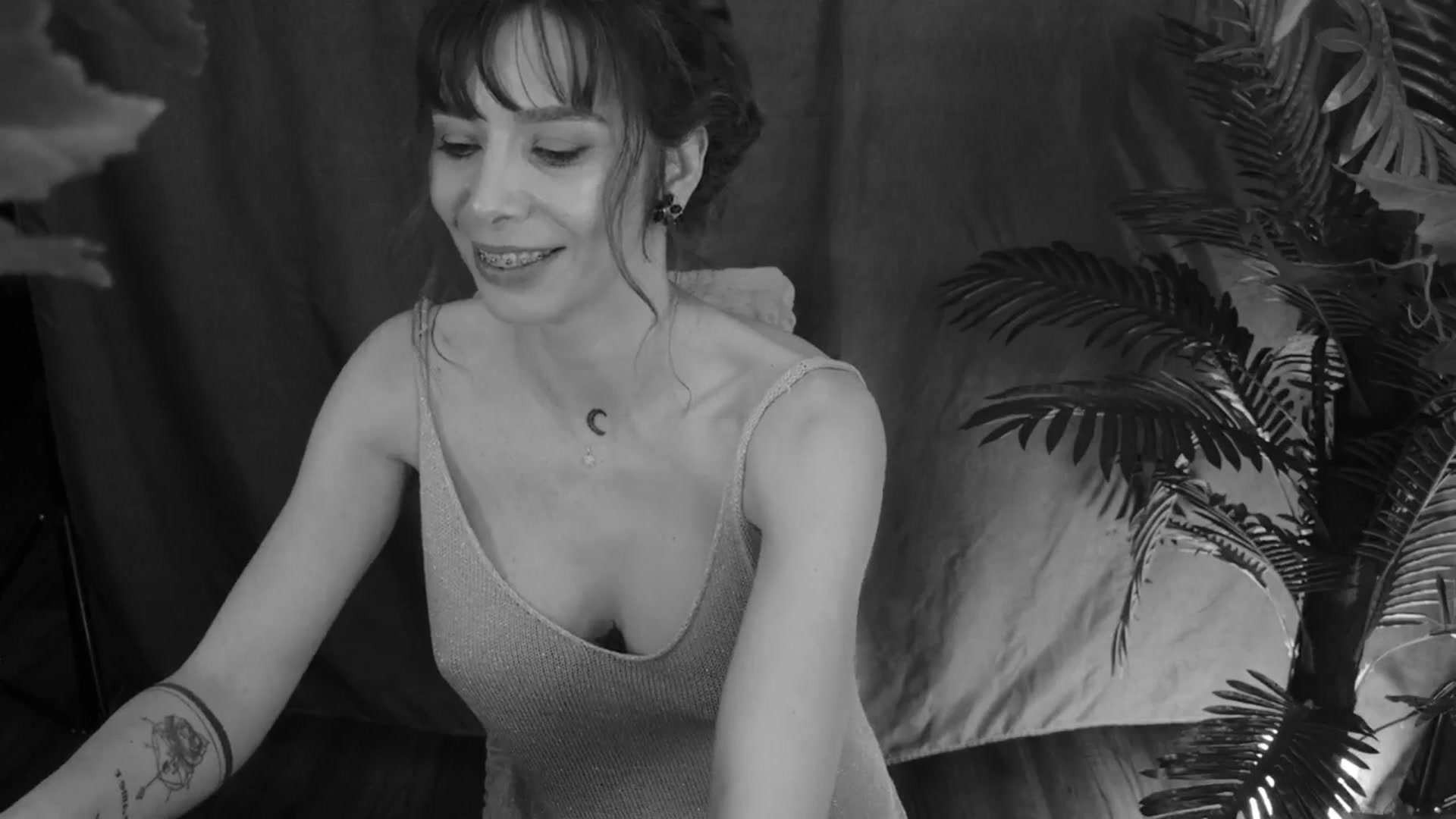 Gallery image thumbnail from MilaJoulie's myfreecams stream on, 03/19/2025, 01:10 image 16 of 20