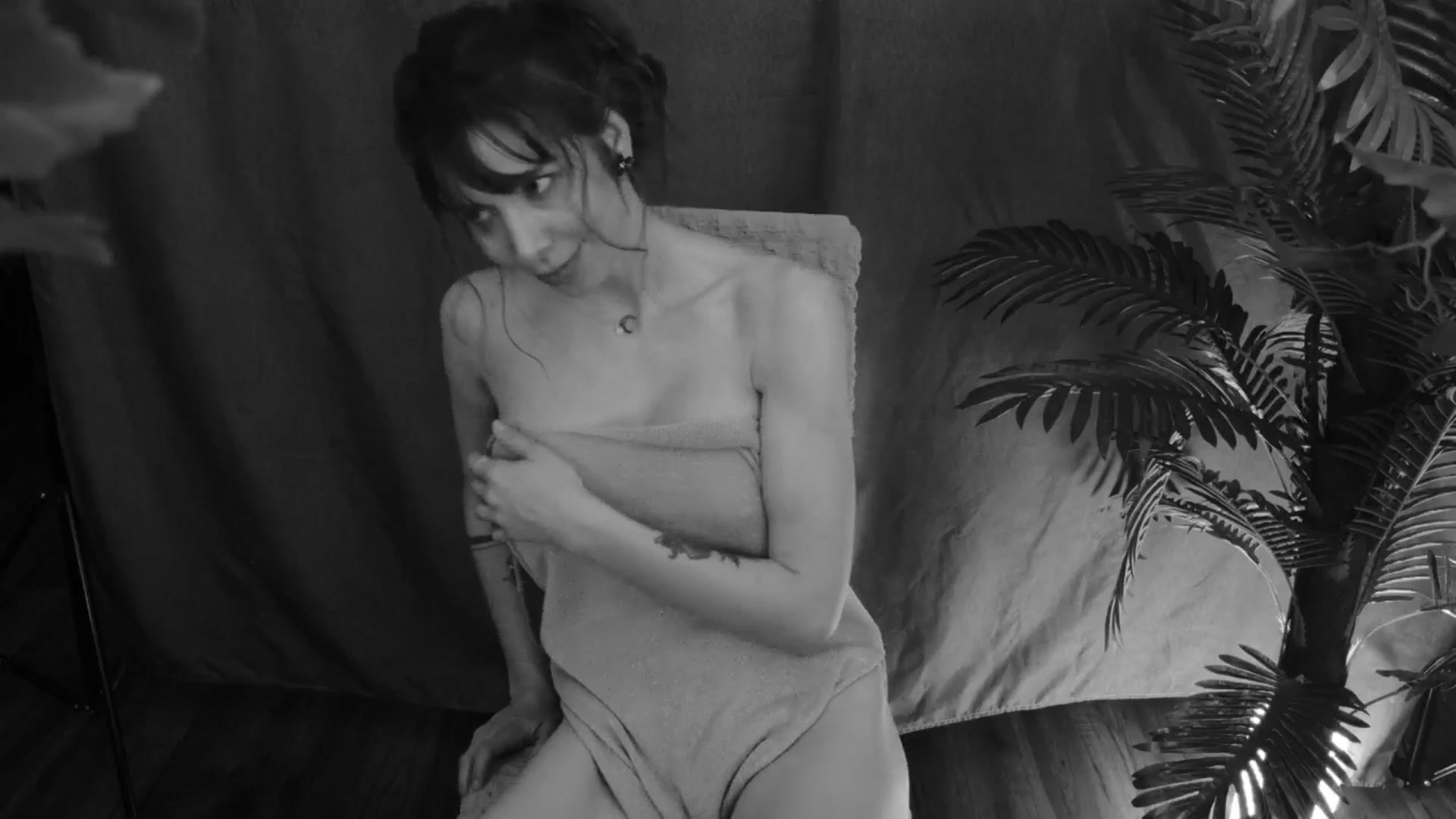 Gallery image thumbnail from MilaJoulie's myfreecams stream on, 03/19/2025, 01:10 image 20 of 20