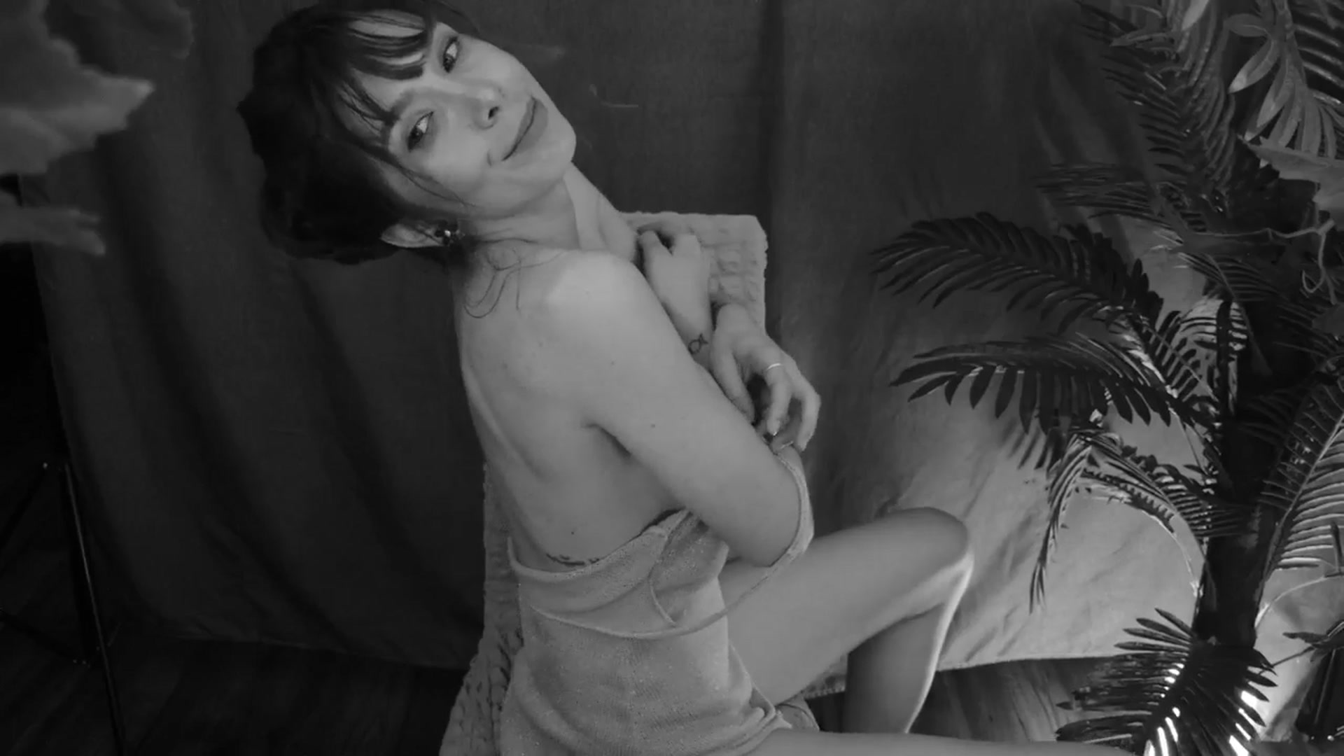 Gallery image thumbnail from MilaJoulie's myfreecams stream on, 03/19/2025, 01:10 image 5 of 20