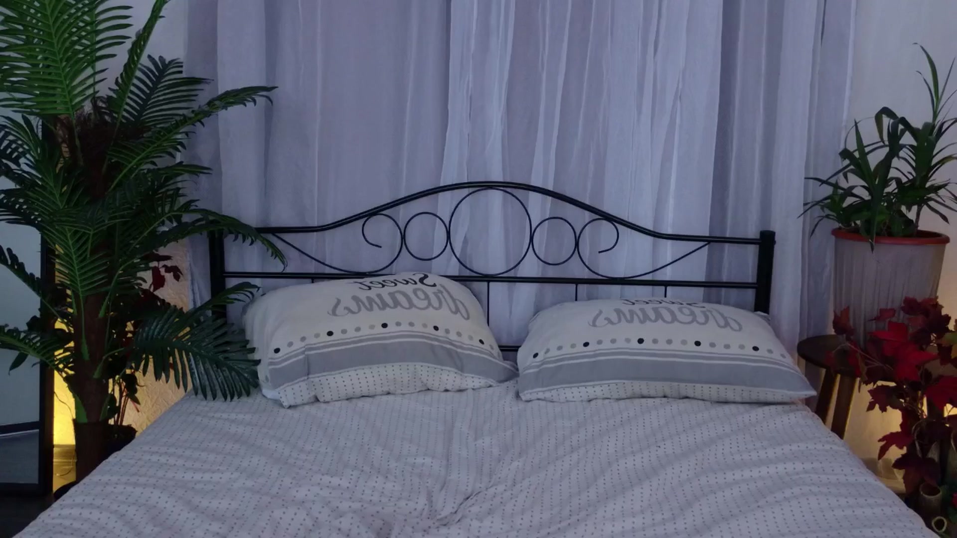 Gallery image thumbnail from MilaJoulie's myfreecams stream on, 03/29/2025, 20:38 image 8 of 20