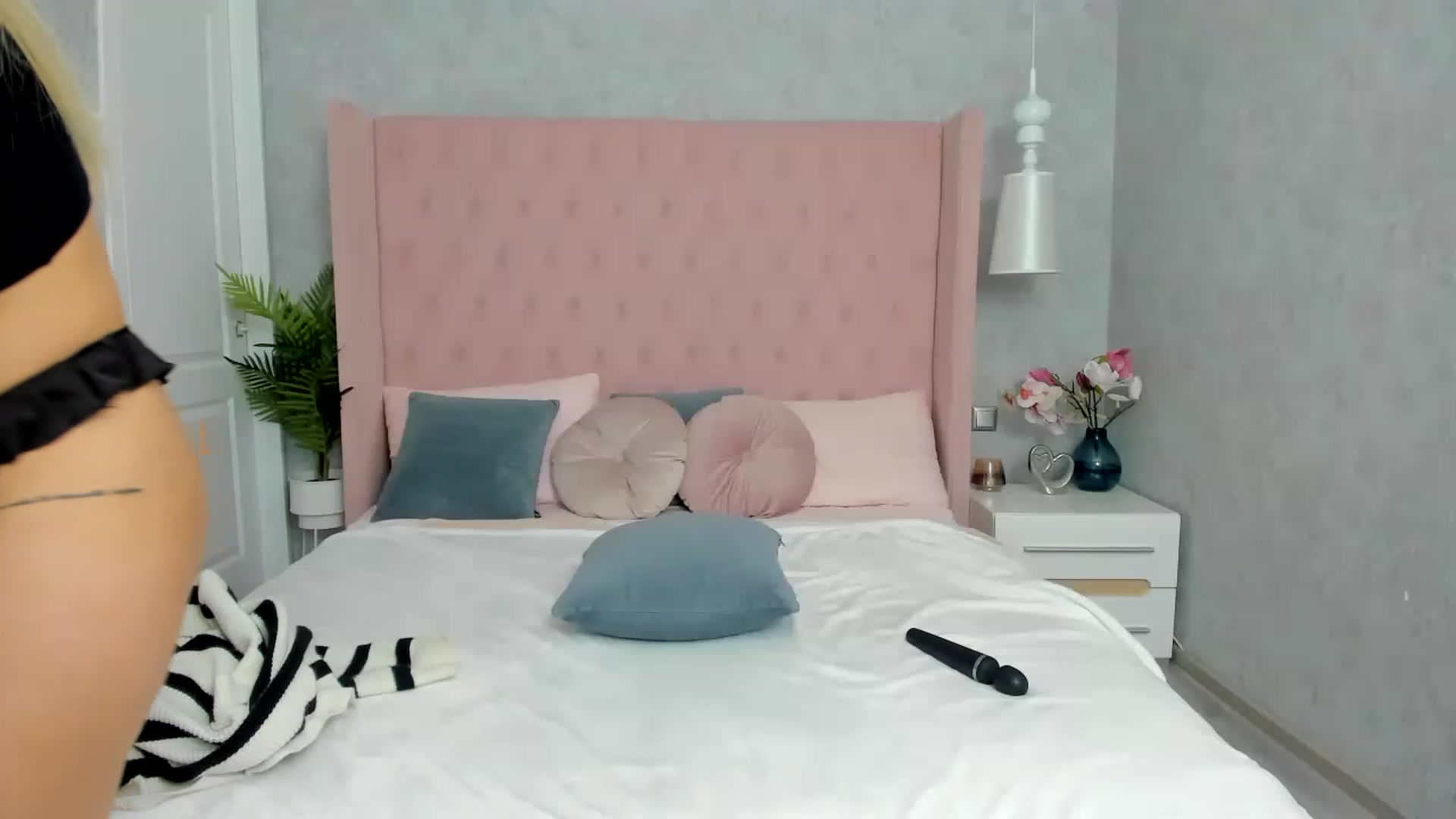 Gallery image thumbnail from MilaVox's myfreecams stream on, 12/04/2022, 18:32 image 3 of 20