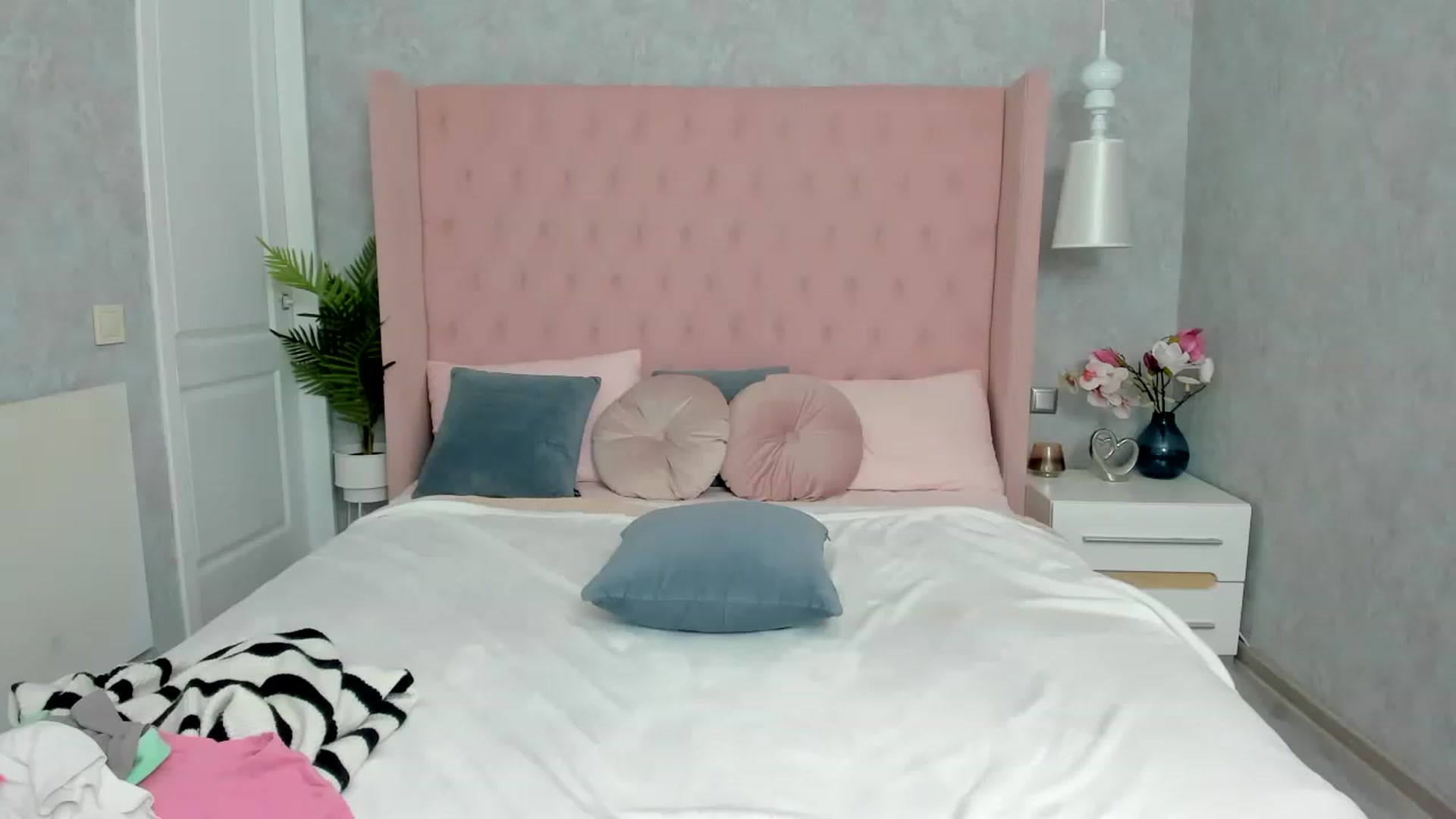 Gallery image thumbnail from MilaVox's myfreecams stream on, 12/04/2022, 19:30 image 7 of 20