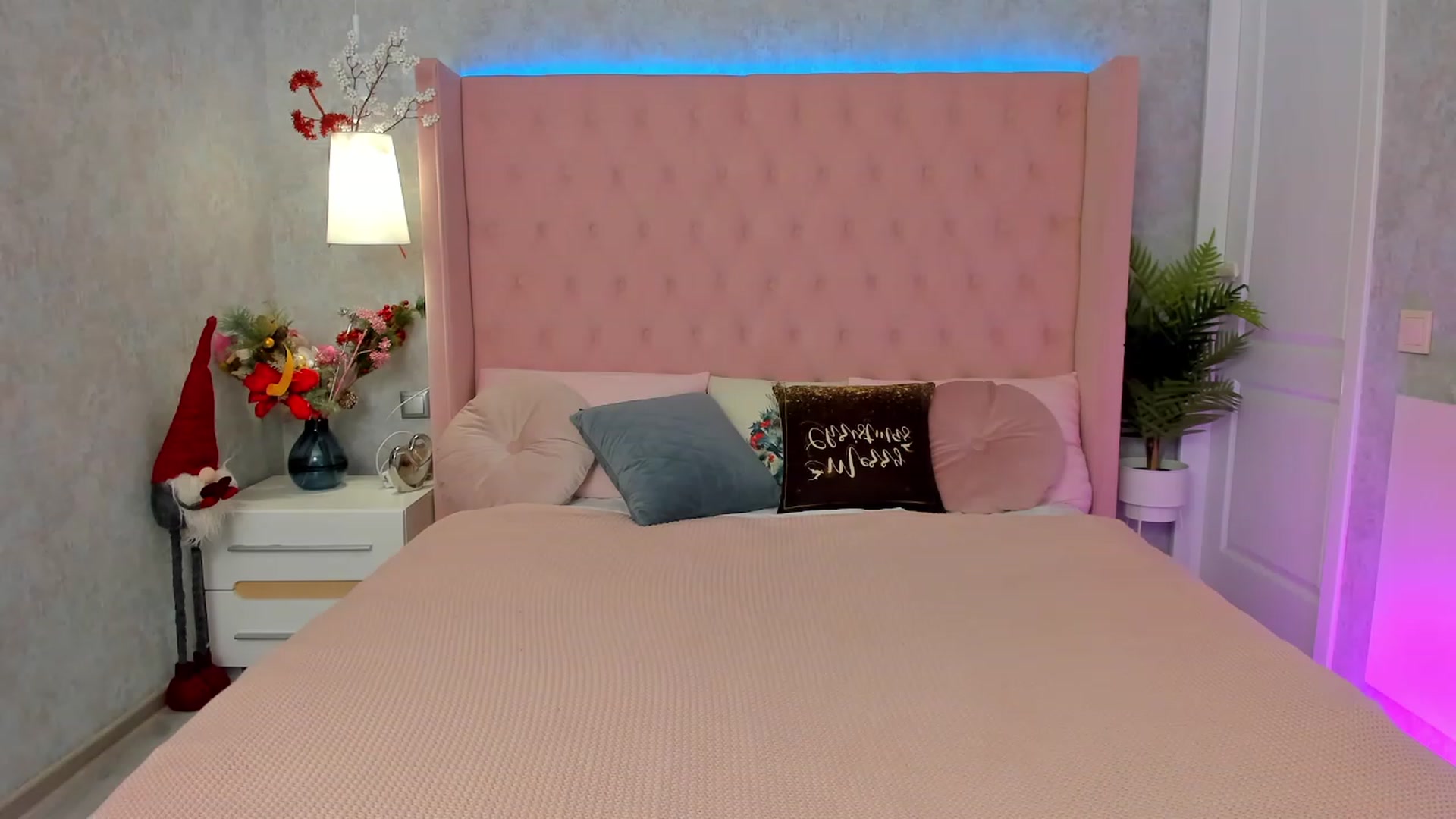 Gallery image thumbnail from MilaVox's myfreecams stream on, 01/03/2023, 19:25 image 17 of 20