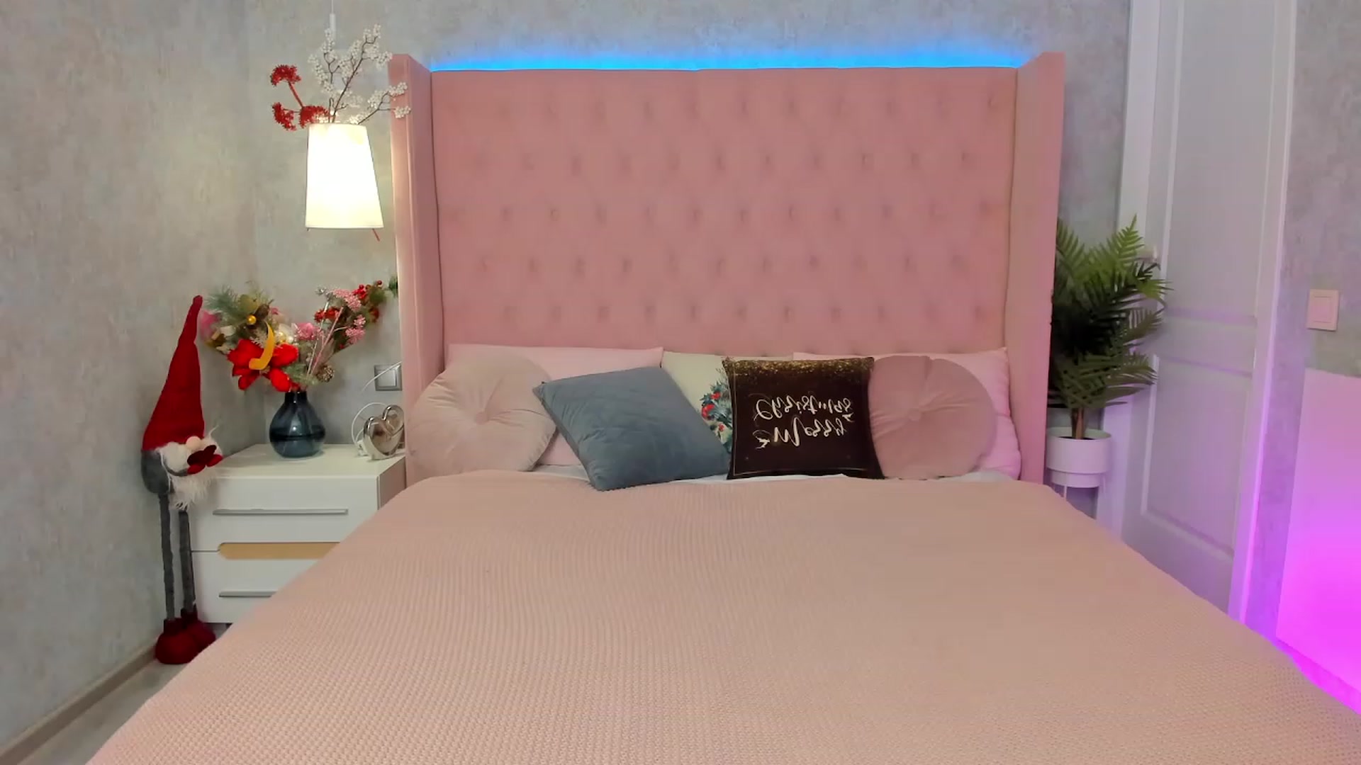 Gallery image thumbnail from MilaVox's myfreecams stream on, 01/03/2023, 19:25 image 13 of 20