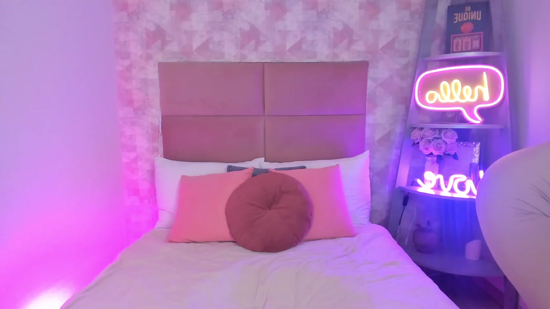 Gallery image thumbnail from MilaVox's myfreecams stream on, 04/09/2023, 19:00 image 17 of 20