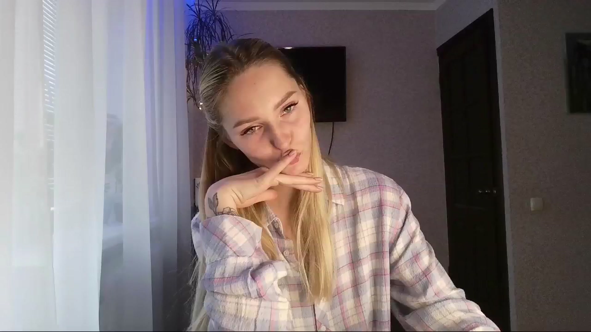 Gallery image thumbnail from Milaa's myfreecams stream on, 12/05/2024, 08:53 image 7 of 20
