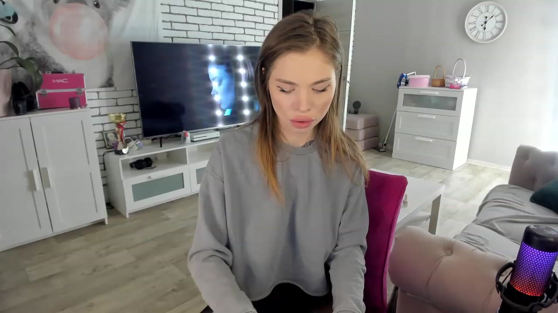 Gallery image thumbnail from MilanaSimple's myfreecams stream on, 11/15/2022, 21:23 image 18 of 20