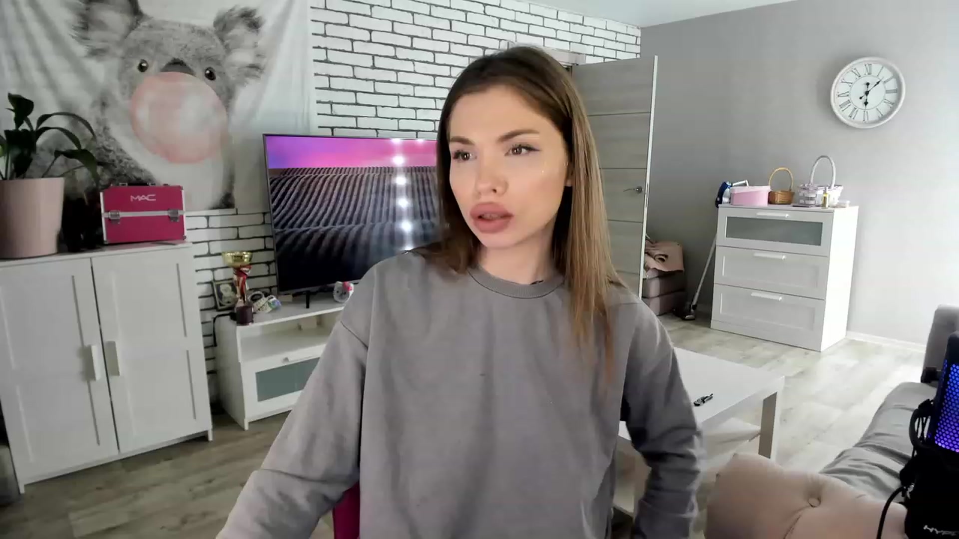 Gallery image thumbnail from MilanaSimple's myfreecams stream on, 12/13/2022, 24:43 image 4 of 20