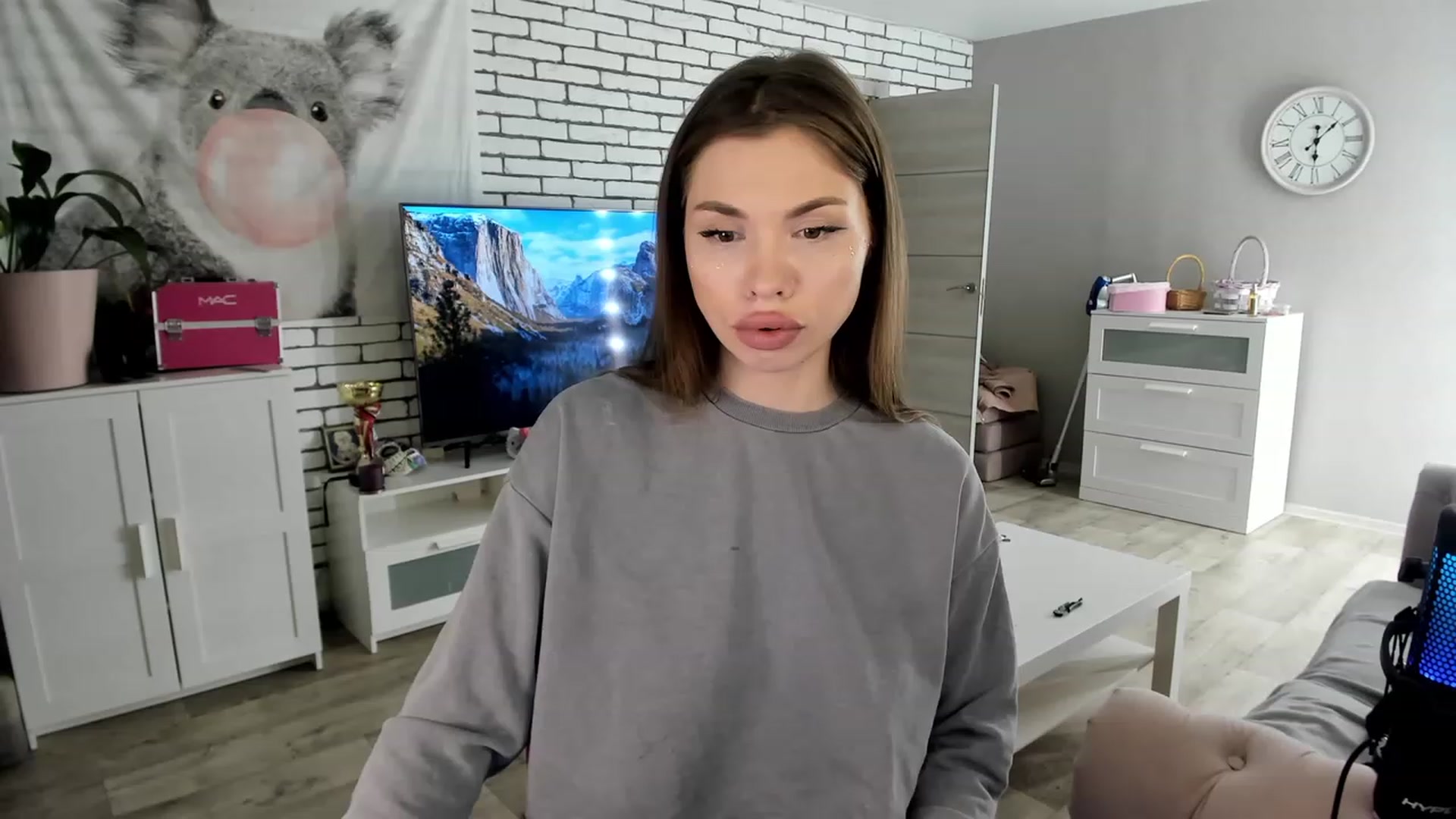Gallery image thumbnail from MilanaSimple's myfreecams stream on, 12/13/2022, 24:43 image 6 of 20