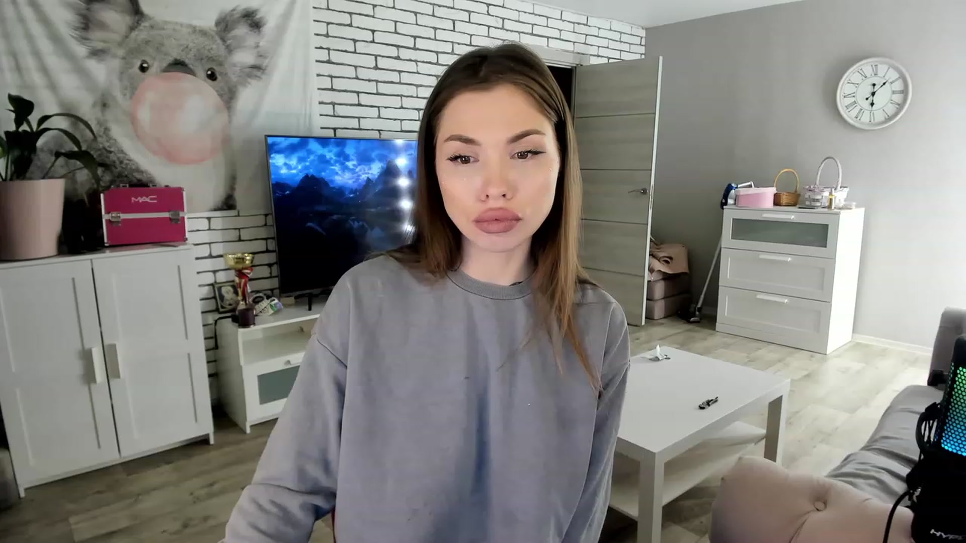 Gallery image thumbnail from MilanaSimple's myfreecams stream on, 12/13/2022, 24:43 image 3 of 20
