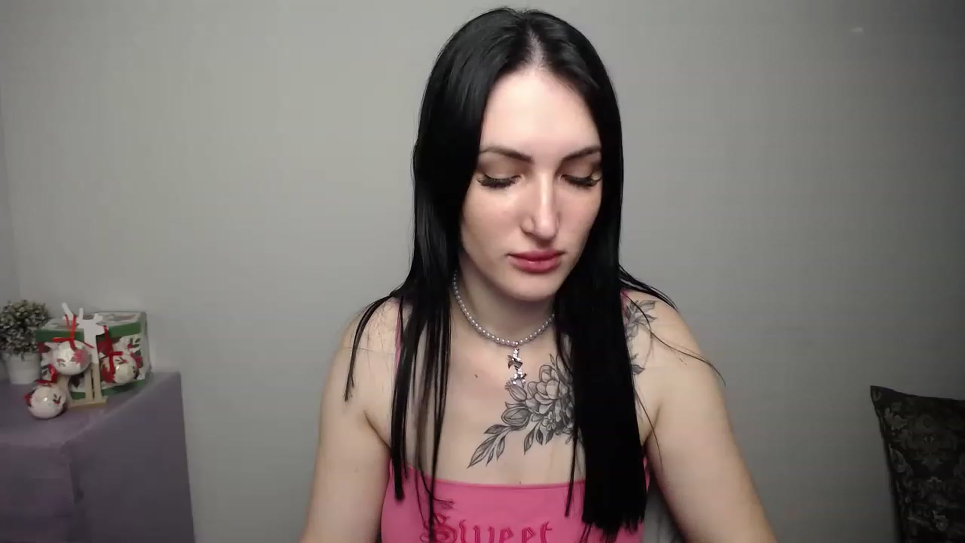 Gallery image thumbnail from MilenaXo_'s myfreecams stream on, 12/25/2022, 23:39 image 3 of 20
