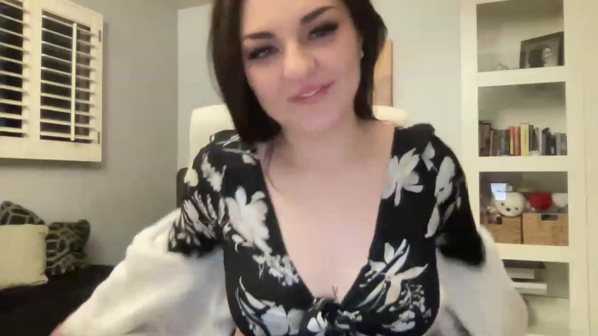 Gallery image thumbnail from MileyxSmiles's myfreecams stream on, 05/29/2023, 10:35 image 4 of 20