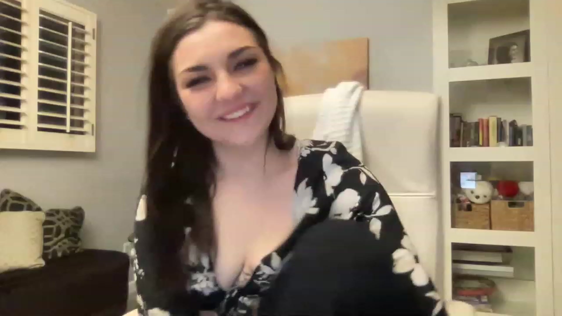 Gallery image thumbnail from MileyxSmiles's myfreecams stream on, 05/29/2023, 10:35 image 2 of 20
