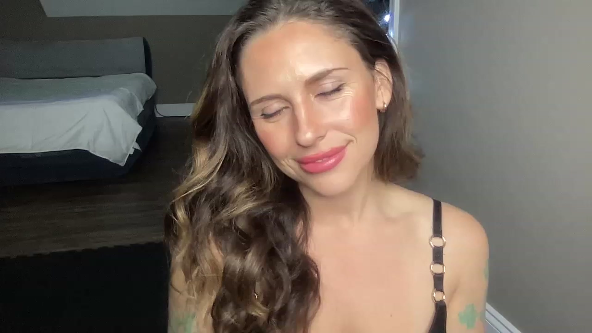 Gallery image thumbnail from MilfParadise's myfreecams stream on, 12/12/2022, 02:45 image 14 of 20